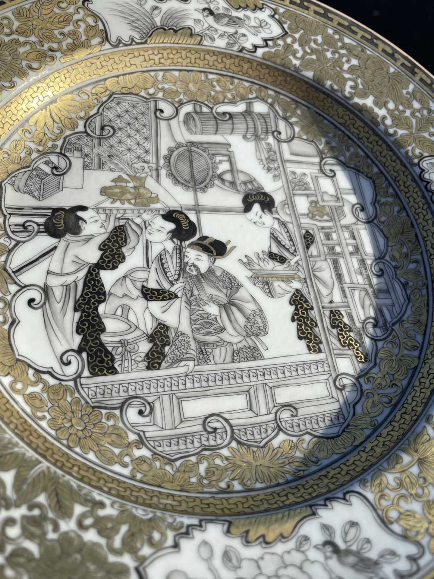 A CHINESE EN GRISAILLE PLATE - Image 6 of 7