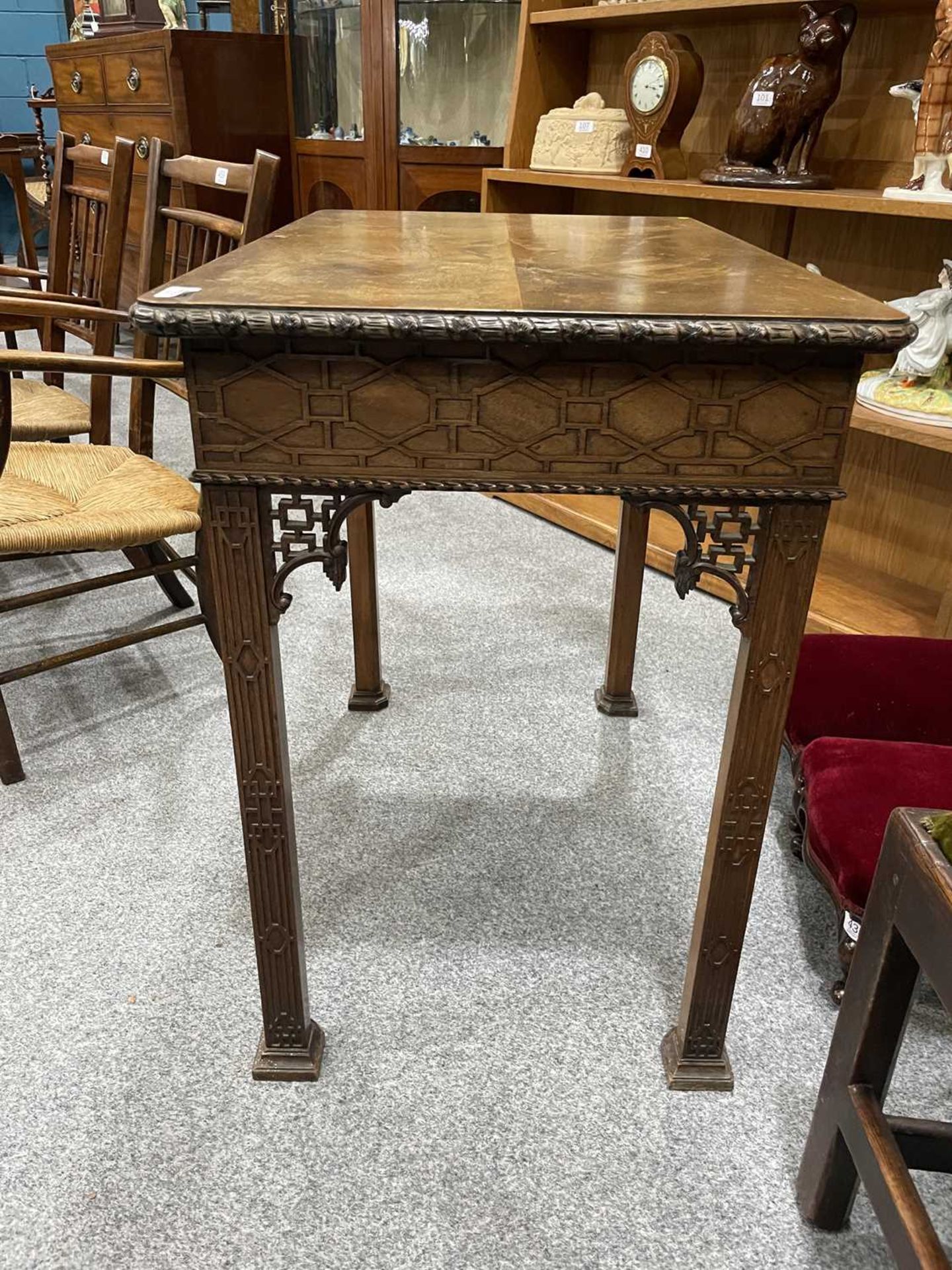 A CHIPPENDALE STYLE MAHOGANY SILVER TABLE, LABEL OF WYLIE & LOCHHEAD, CIRCA 1900 - Bild 10 aus 12