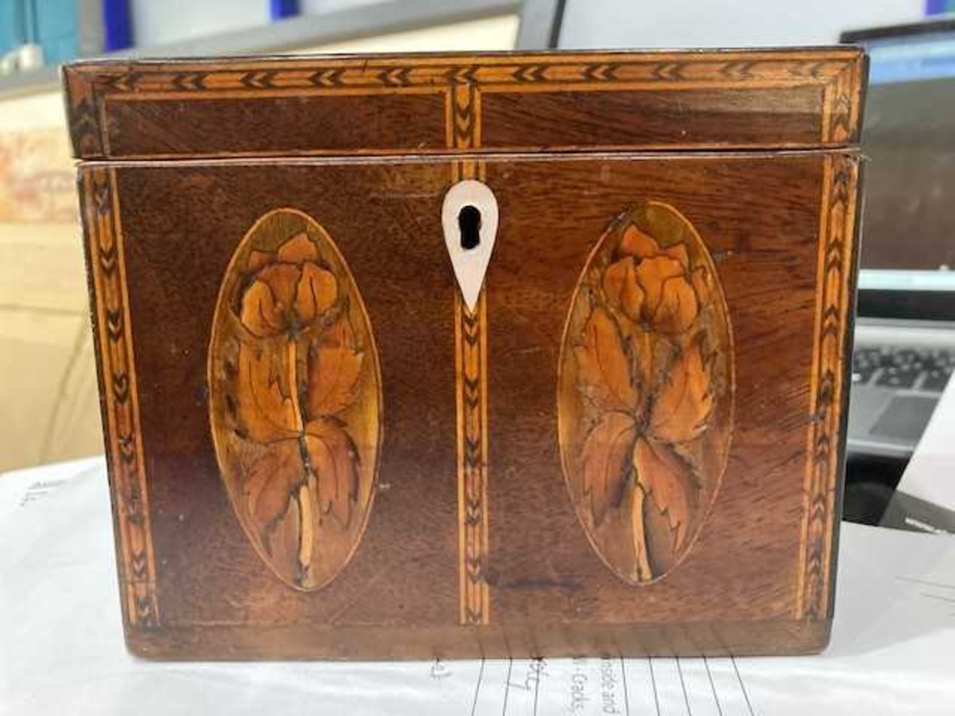 AN EARLY 19TH CENTURY INLAID MAHOGANY TEA CADDY - Image 3 of 5