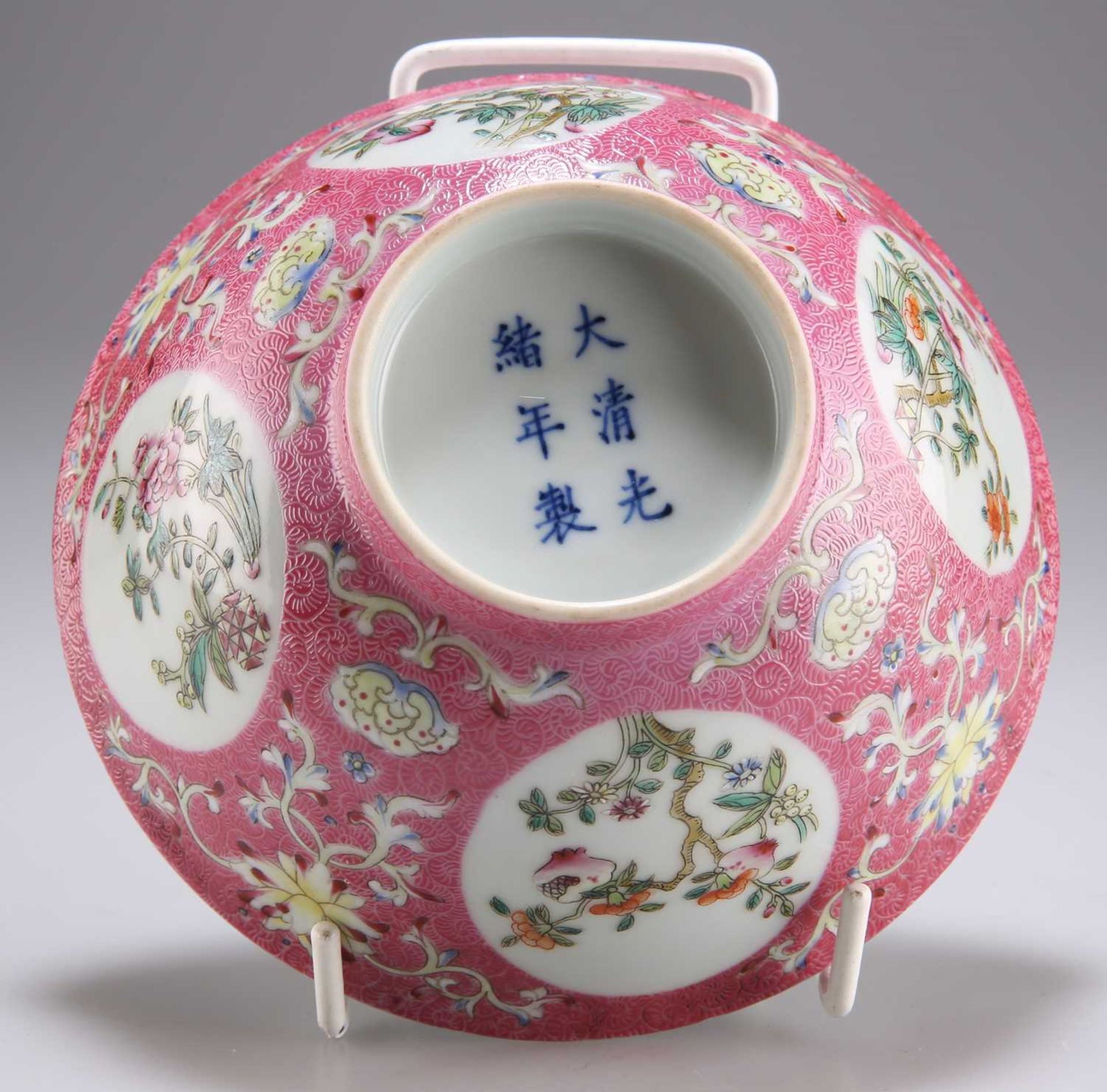 A CHINESE PINK-GROUND FAMILLE ROSE 'MEDALLION' BOWL - Bild 5 aus 8