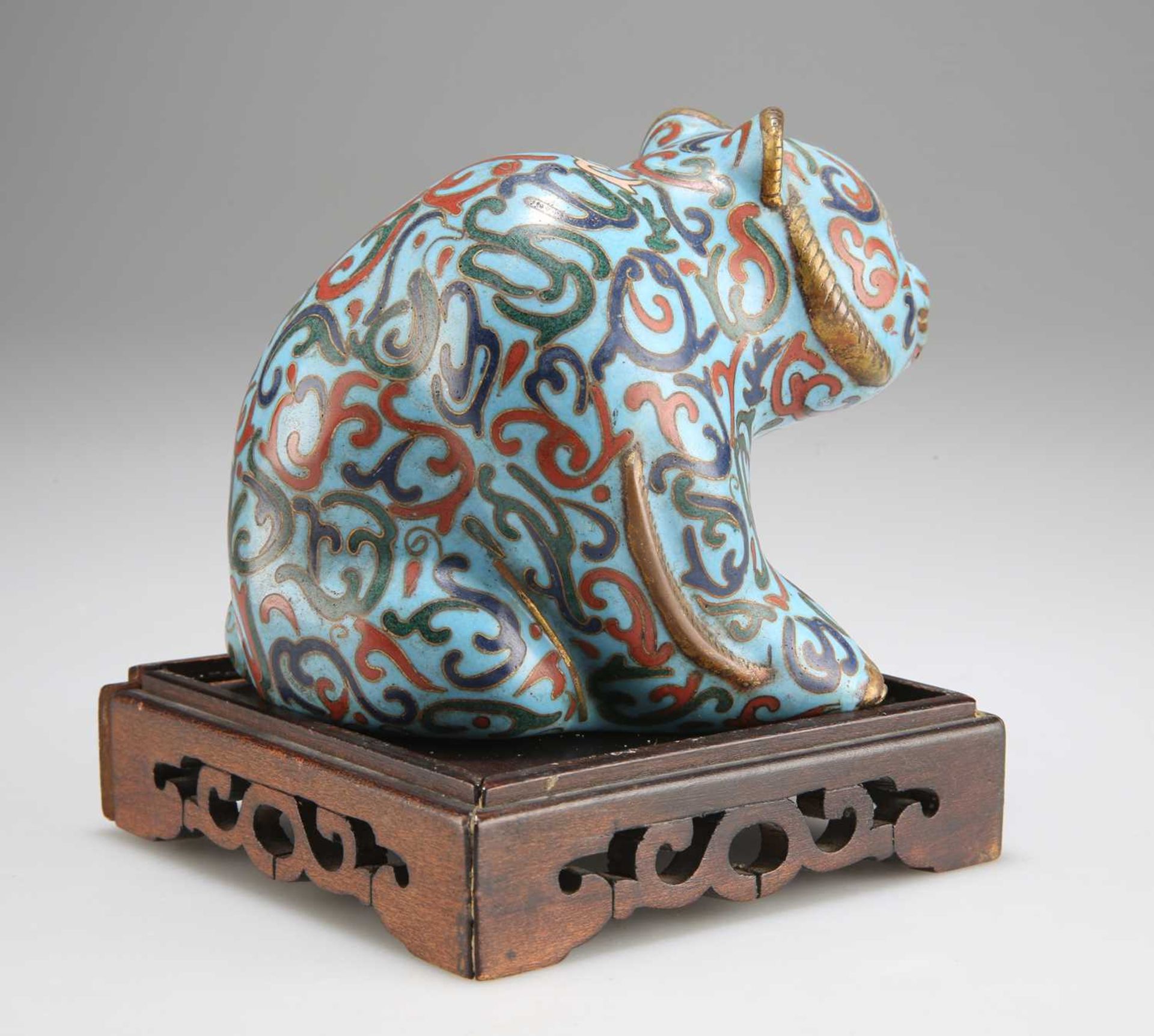 A 19TH CENTURY CHINESE CLOISONNÉ MODEL OF A PANDA BEAR - Bild 2 aus 3