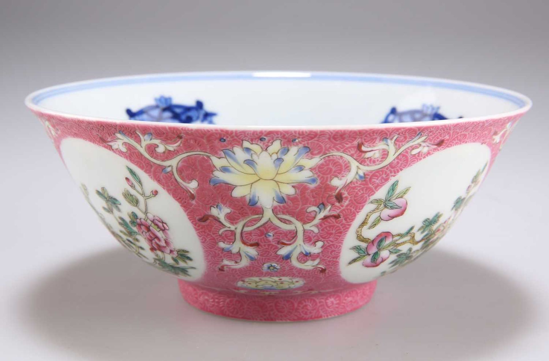 A CHINESE PINK-GROUND FAMILLE ROSE 'MEDALLION' BOWL - Bild 2 aus 8