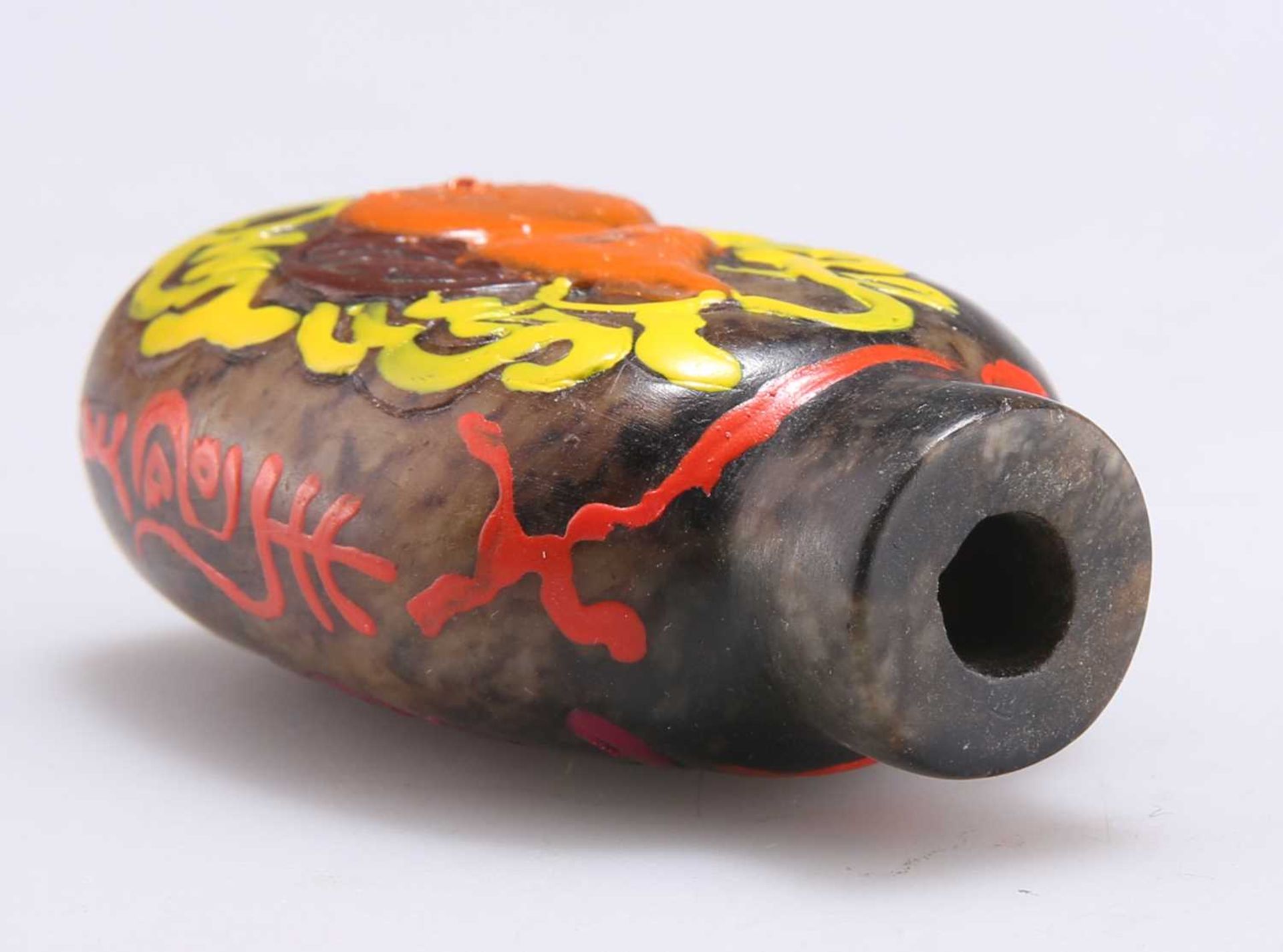 A CHINESE CARVED AND PAINTED STONE SNUFF BOTTLE, 19TH CENTURY - Bild 3 aus 3