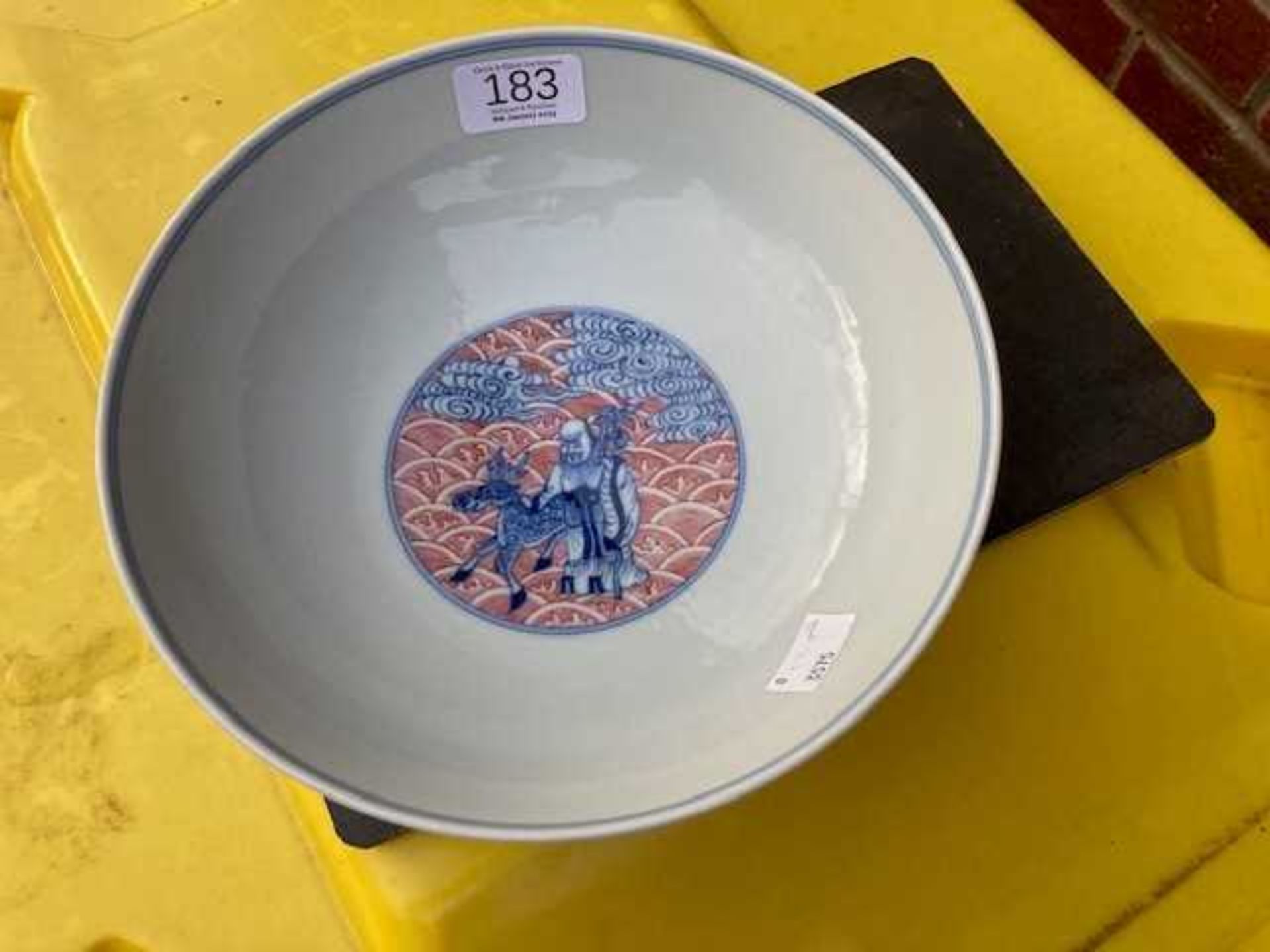 A CHINESE PUCE-ENAMELLED BLUE AND WHITE BOWL - Bild 5 aus 7