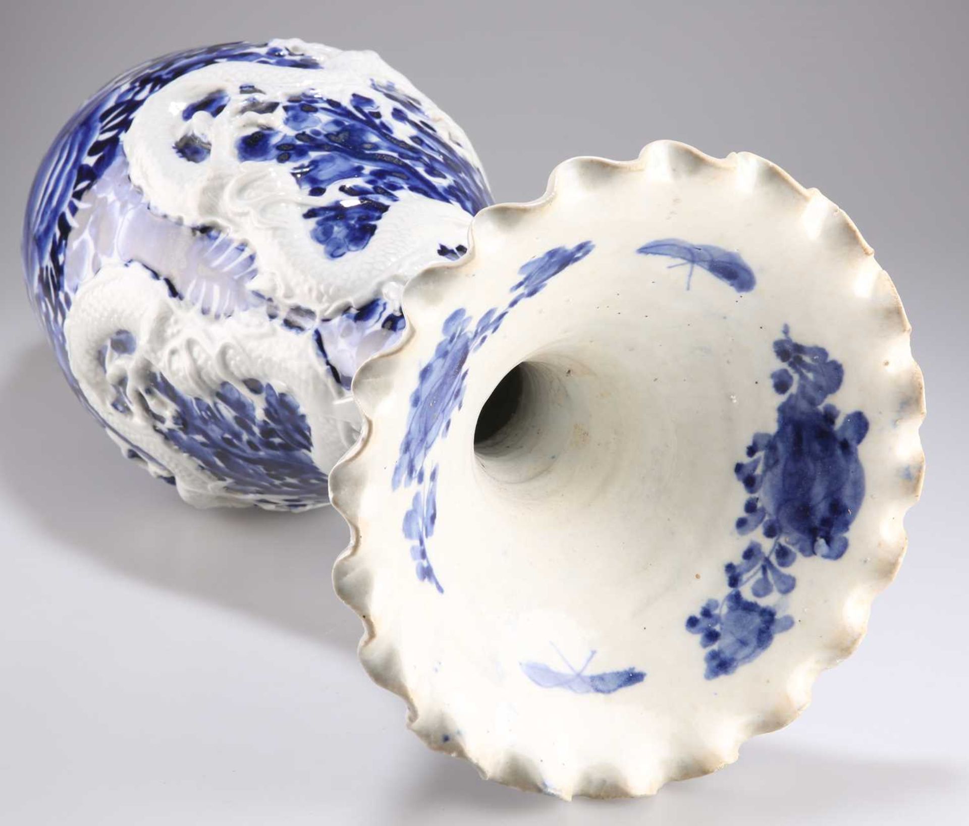 A JAPANESE BLUE AND WHITE VASE - Bild 4 aus 4