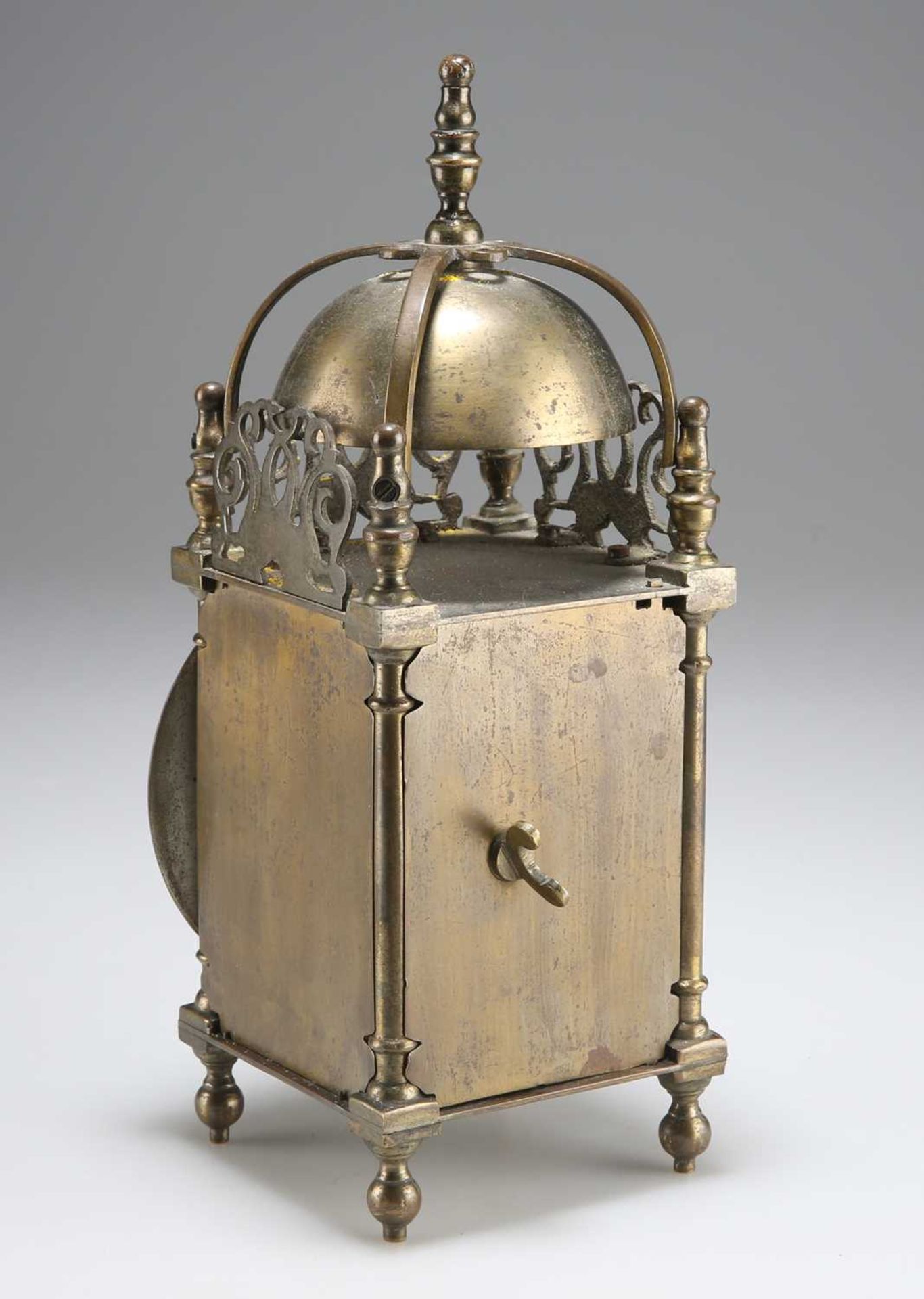 A 17TH CENTURY STYLE BRASS LANTERN CLOCK, CIRCA 1900 - Bild 2 aus 3