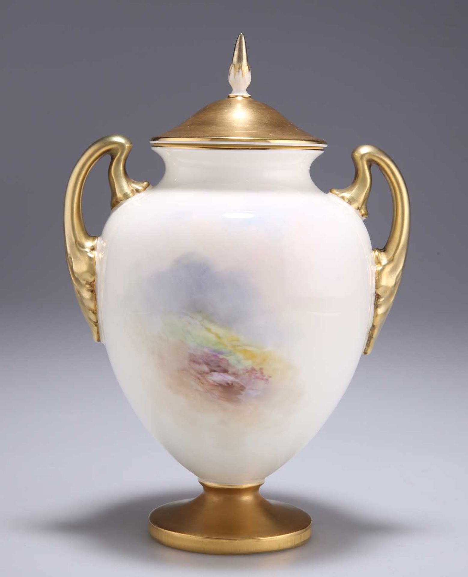 A ROYAL WORCESTER TWO-HANDLED VASE AND COVER - Bild 2 aus 2