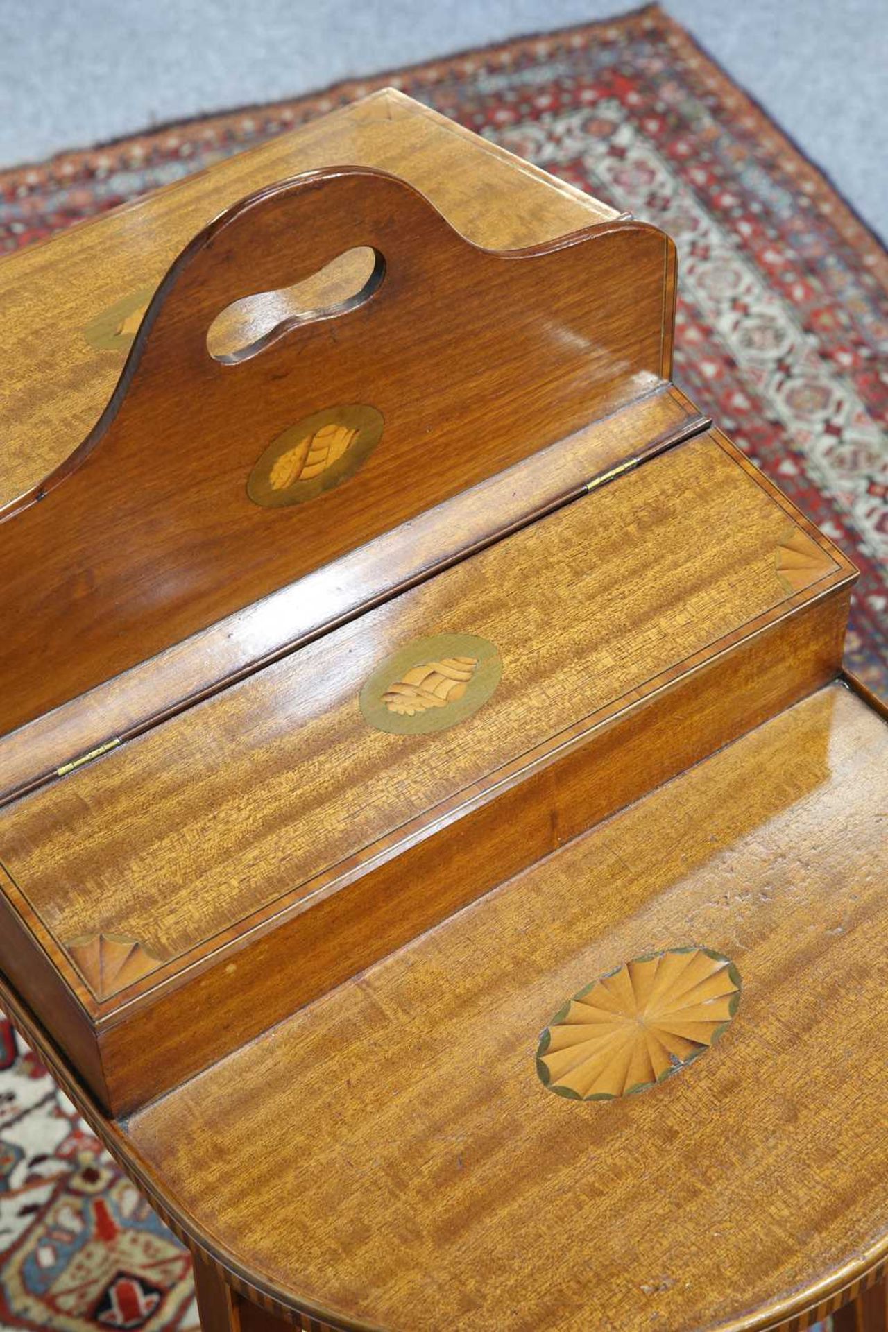 A SHERATON REVIVAL INLAID MAHOGANY BUTLER'S CANTERBURY, CIRCA 1900 - Bild 3 aus 3