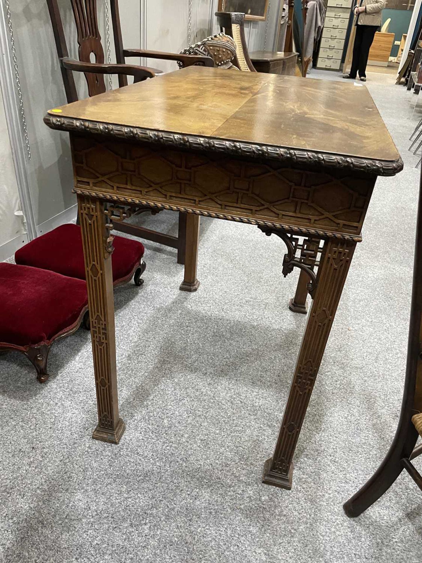 A CHIPPENDALE STYLE MAHOGANY SILVER TABLE, LABEL OF WYLIE & LOCHHEAD, CIRCA 1900 - Bild 12 aus 12