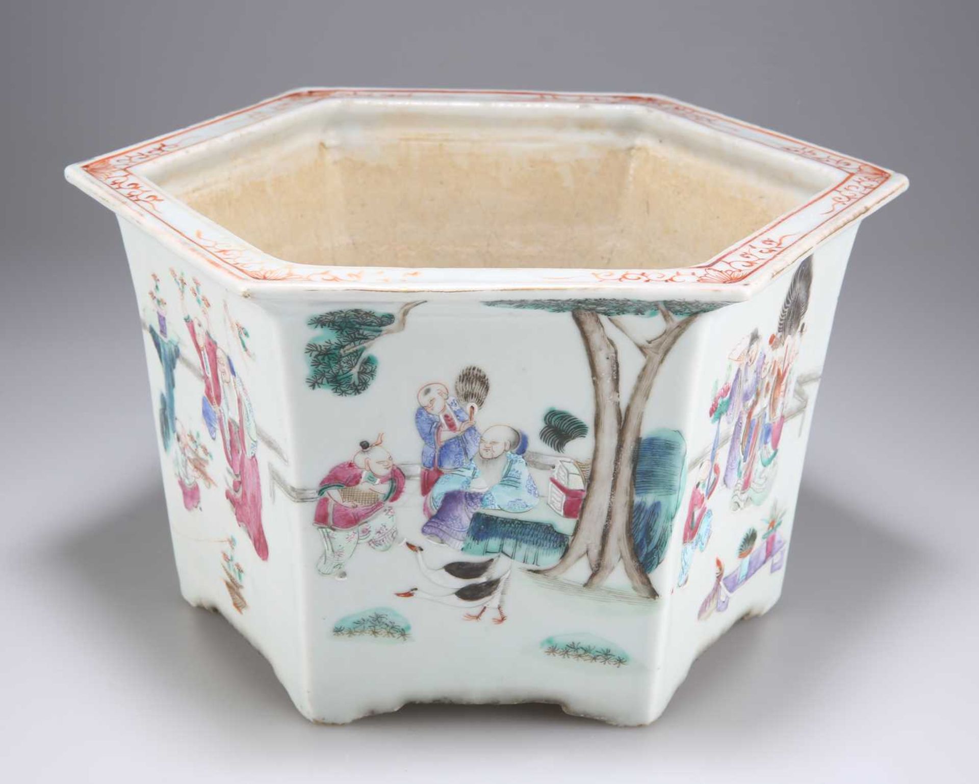 A CHINESE FAMILLE ROSE PLANTER, 18TH/19TH CENTURY