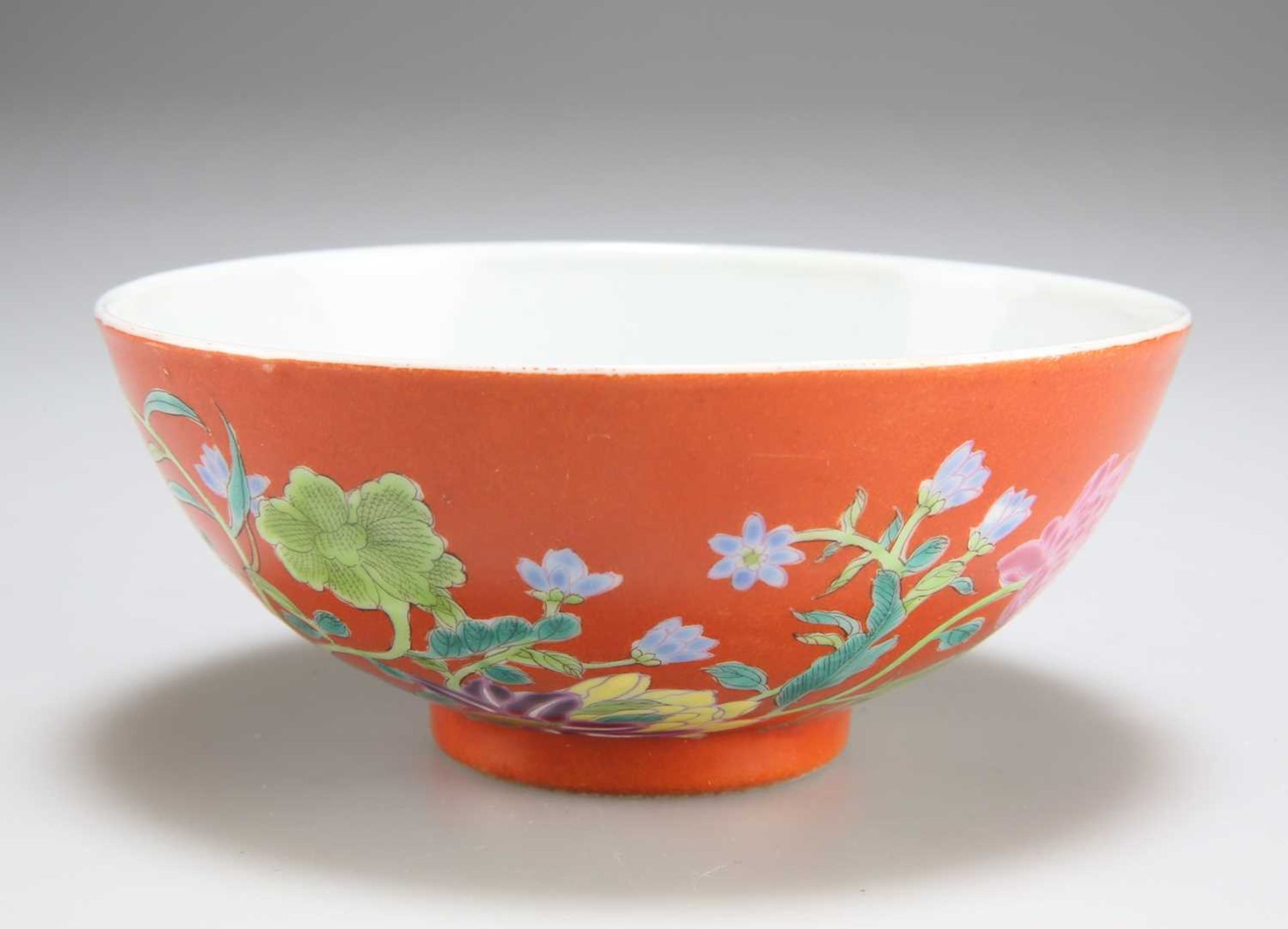 A CHINESE CORAL-GROUND ENAMELLED 'FLORAL' BOWL - Bild 2 aus 6