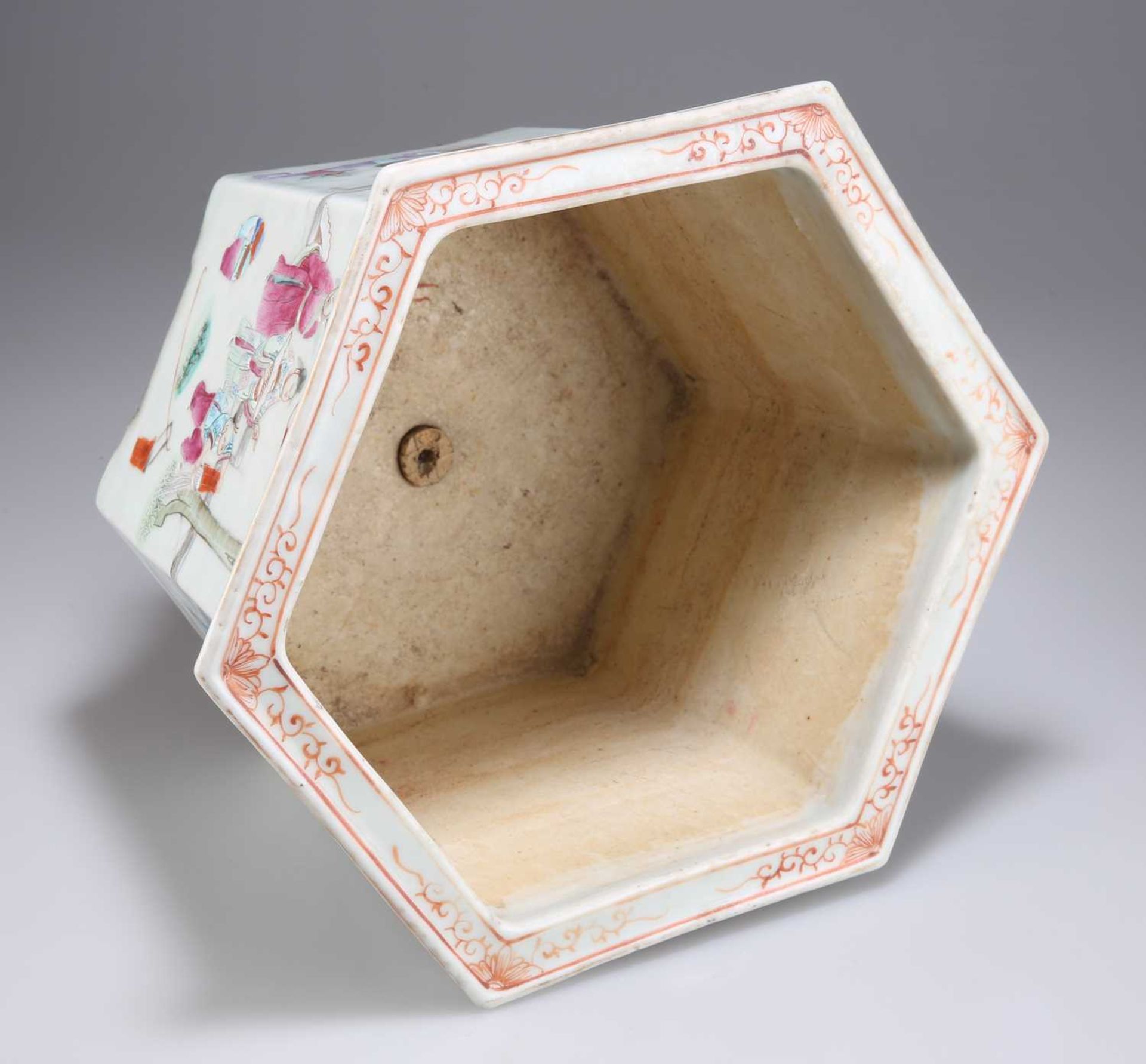 A CHINESE FAMILLE ROSE PLANTER, 18TH/19TH CENTURY - Bild 10 aus 13