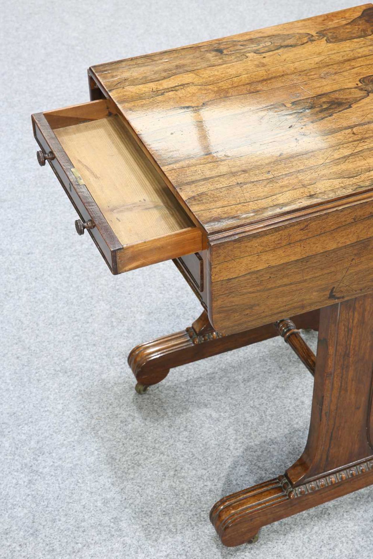 A REGENCY ROSEWOOD DROP-LEAF WORK TABLE - Image 4 of 4