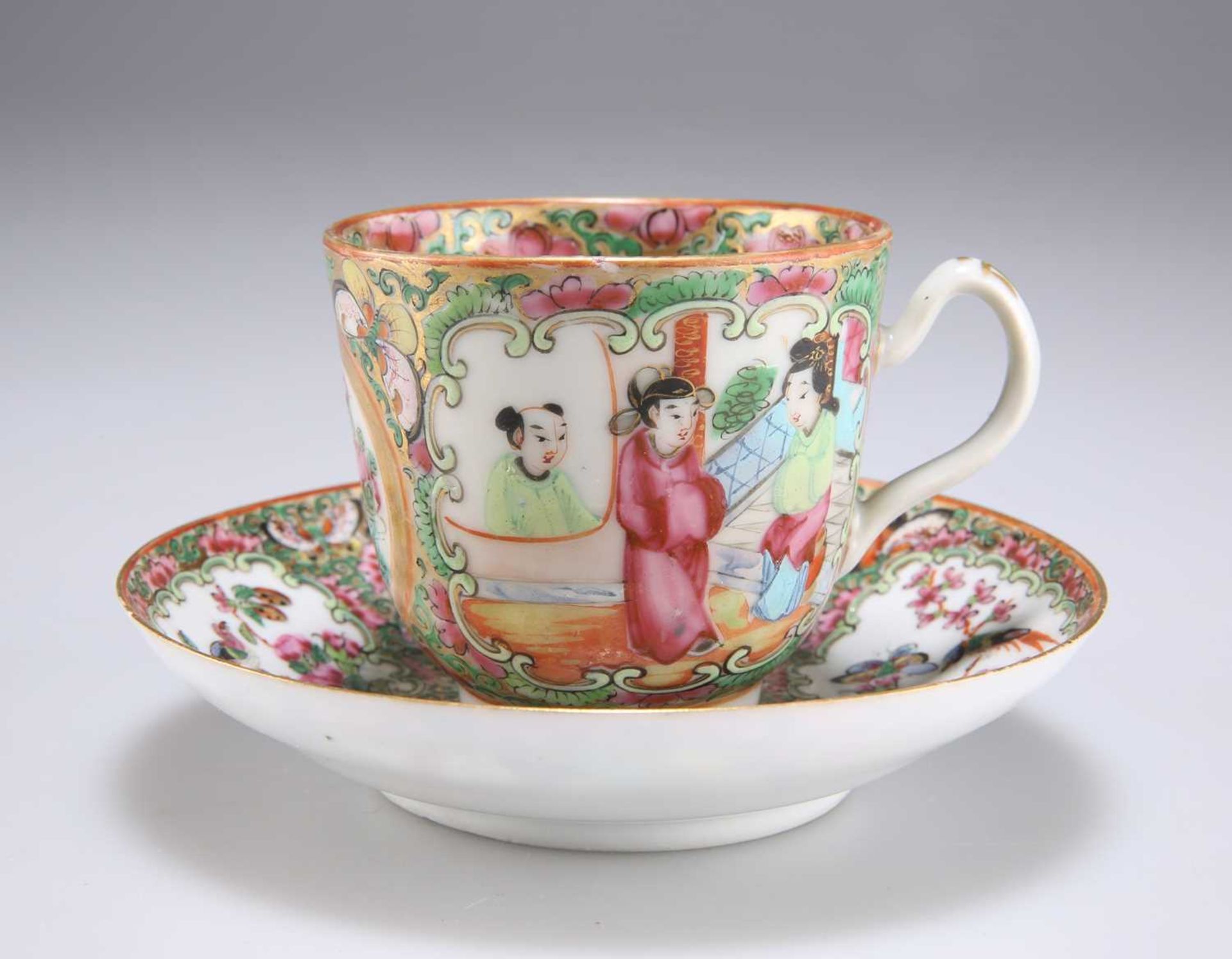 A 19TH CENTURY CHINESE FAMILLE ROSE CUP AND SAUCER - Bild 5 aus 6