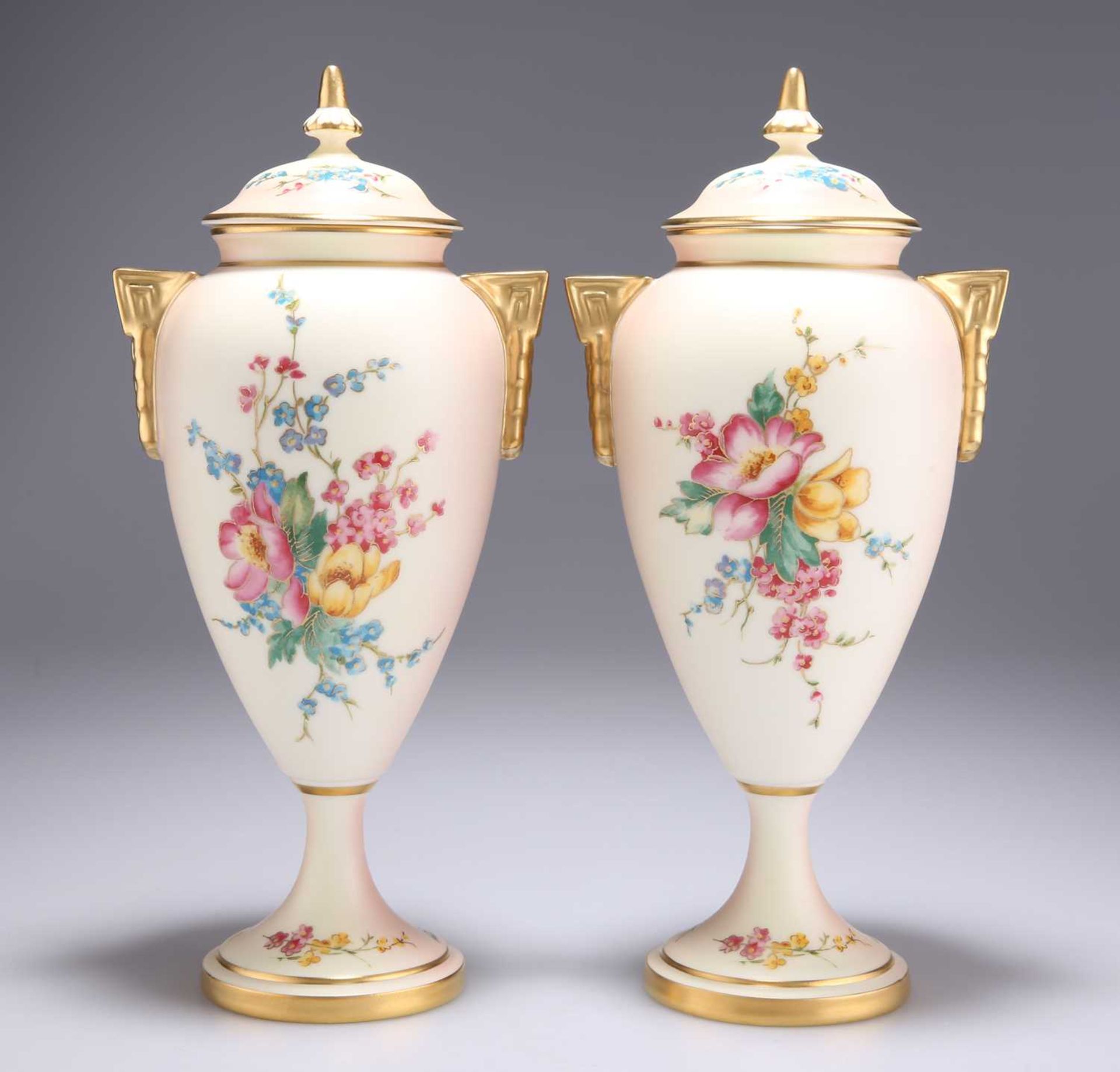 A PAIR OF ROYAL WORCESTER LIMITED EDITION BLUSH IVORY VASES AND COVERS - Bild 3 aus 4