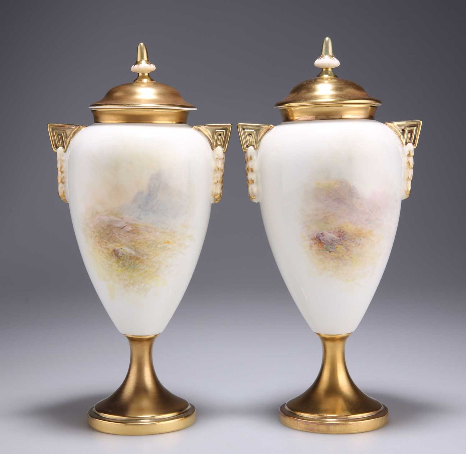 A PAIR OF ROYAL WORCESTER VASES AND COVERS - Bild 3 aus 3