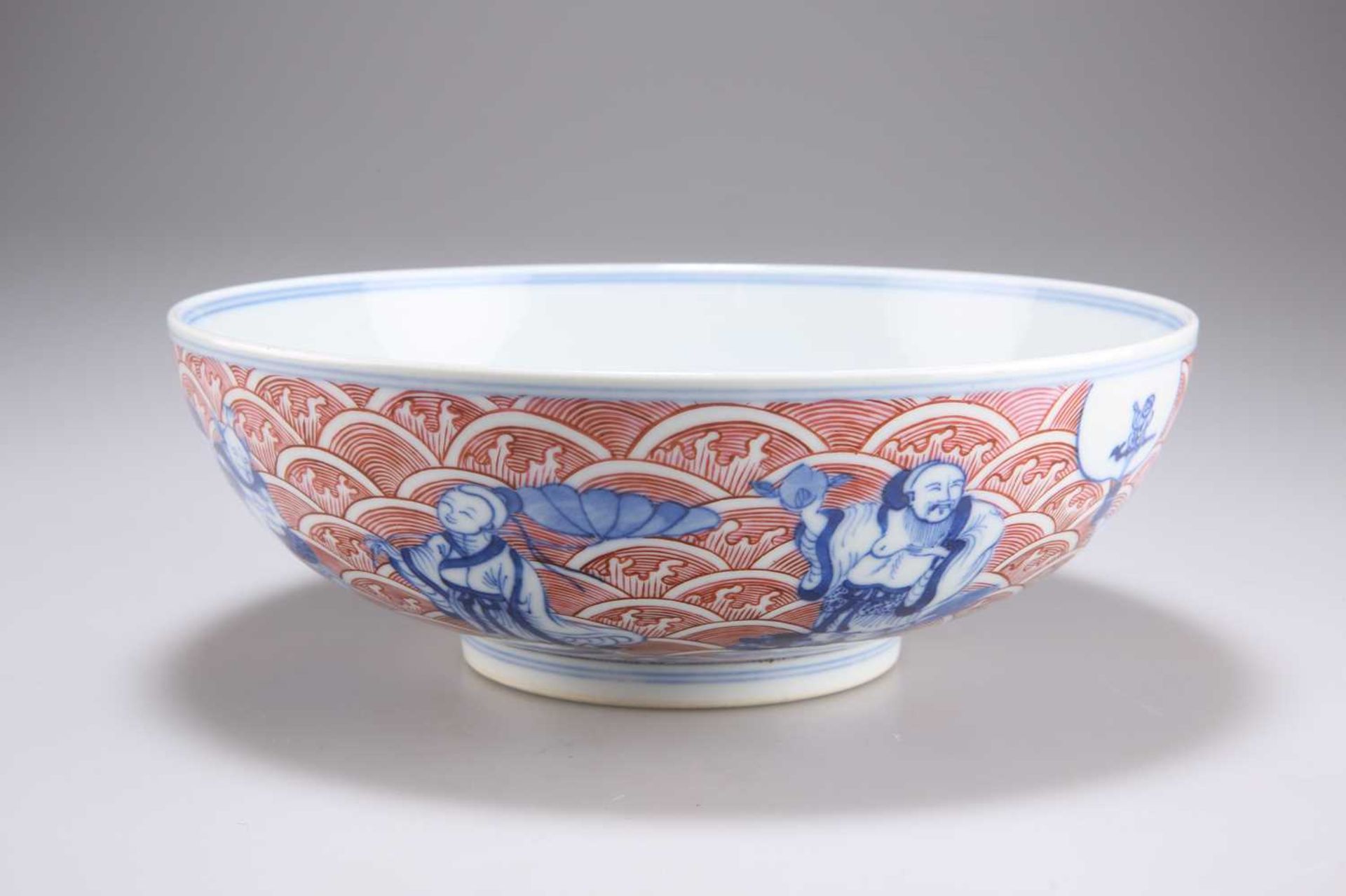 A CHINESE PUCE-ENAMELLED BLUE AND WHITE BOWL - Bild 2 aus 7