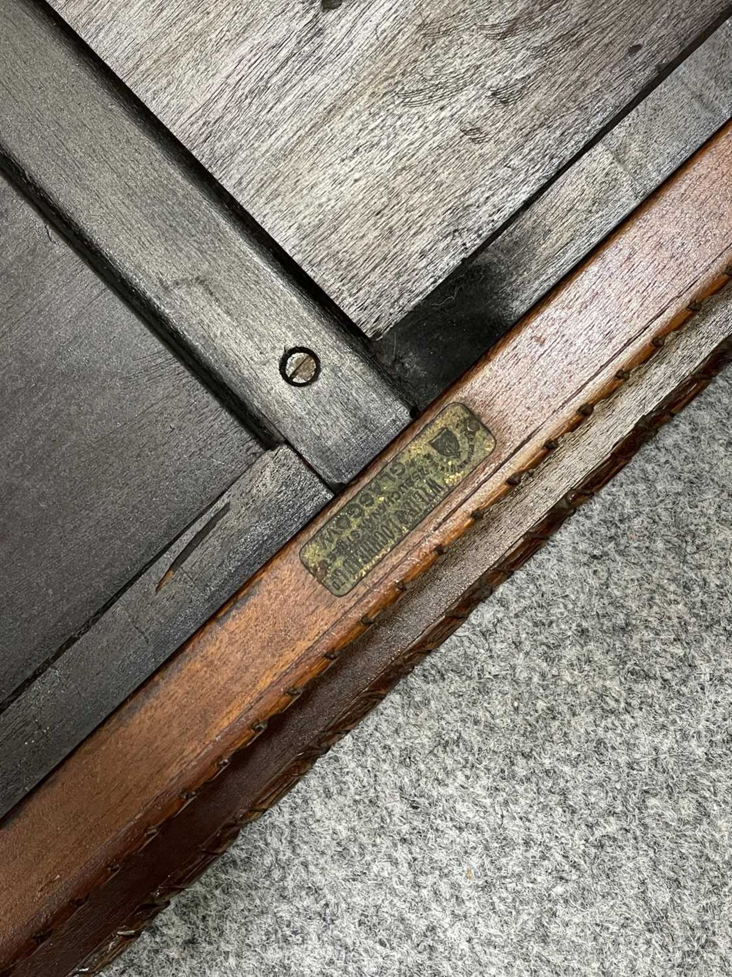 A CHIPPENDALE STYLE MAHOGANY SILVER TABLE, LABEL OF WYLIE & LOCHHEAD, CIRCA 1900 - Bild 11 aus 12