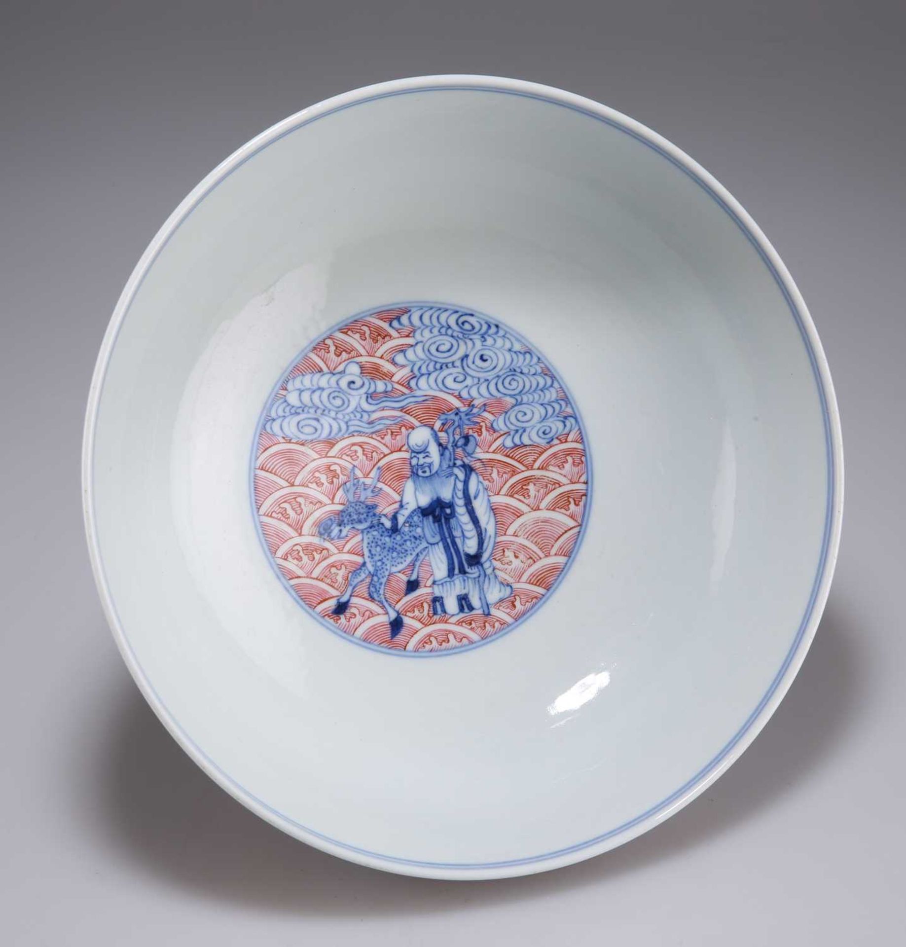 A CHINESE PUCE-ENAMELLED BLUE AND WHITE BOWL - Bild 3 aus 7