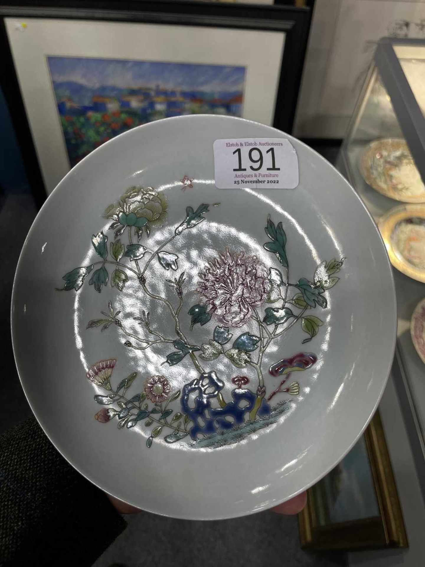 A CHINESE FAMILLE ROSE 'PEONY' DISH - Bild 3 aus 5