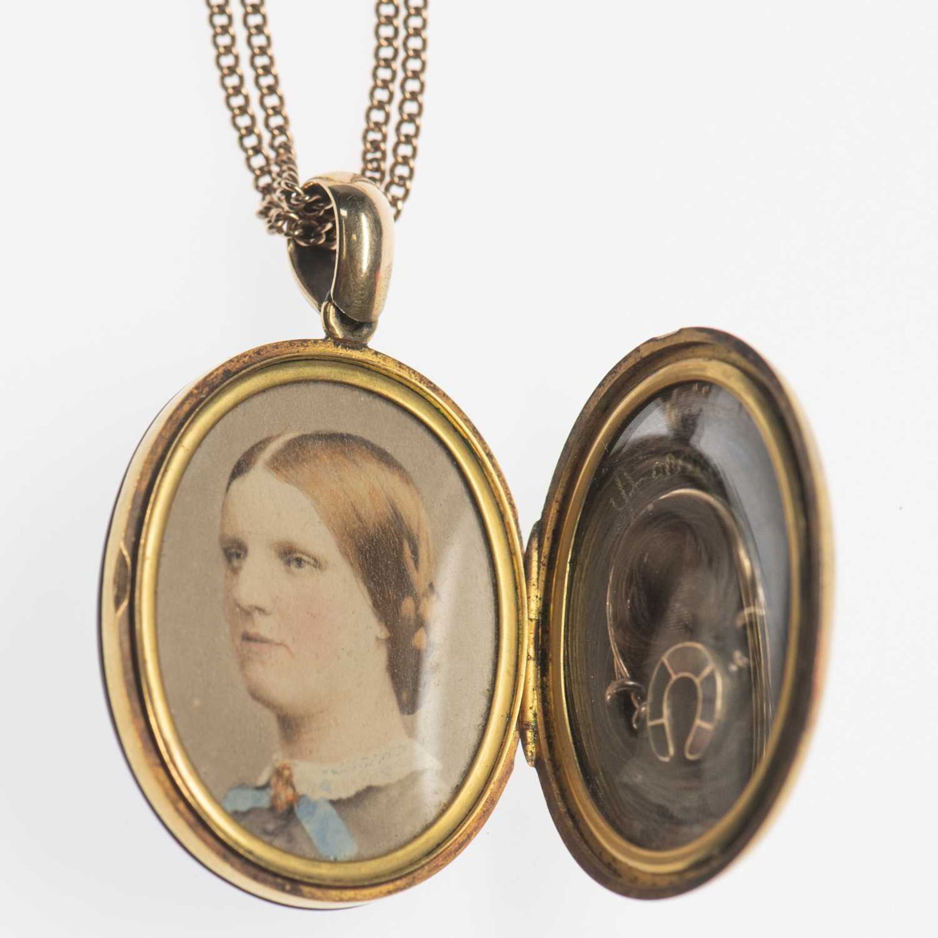 A VICTORIAN ONYX AND DIAMOND MOURNING LOCKET PENDANT ON CHAIN - Image 3 of 4
