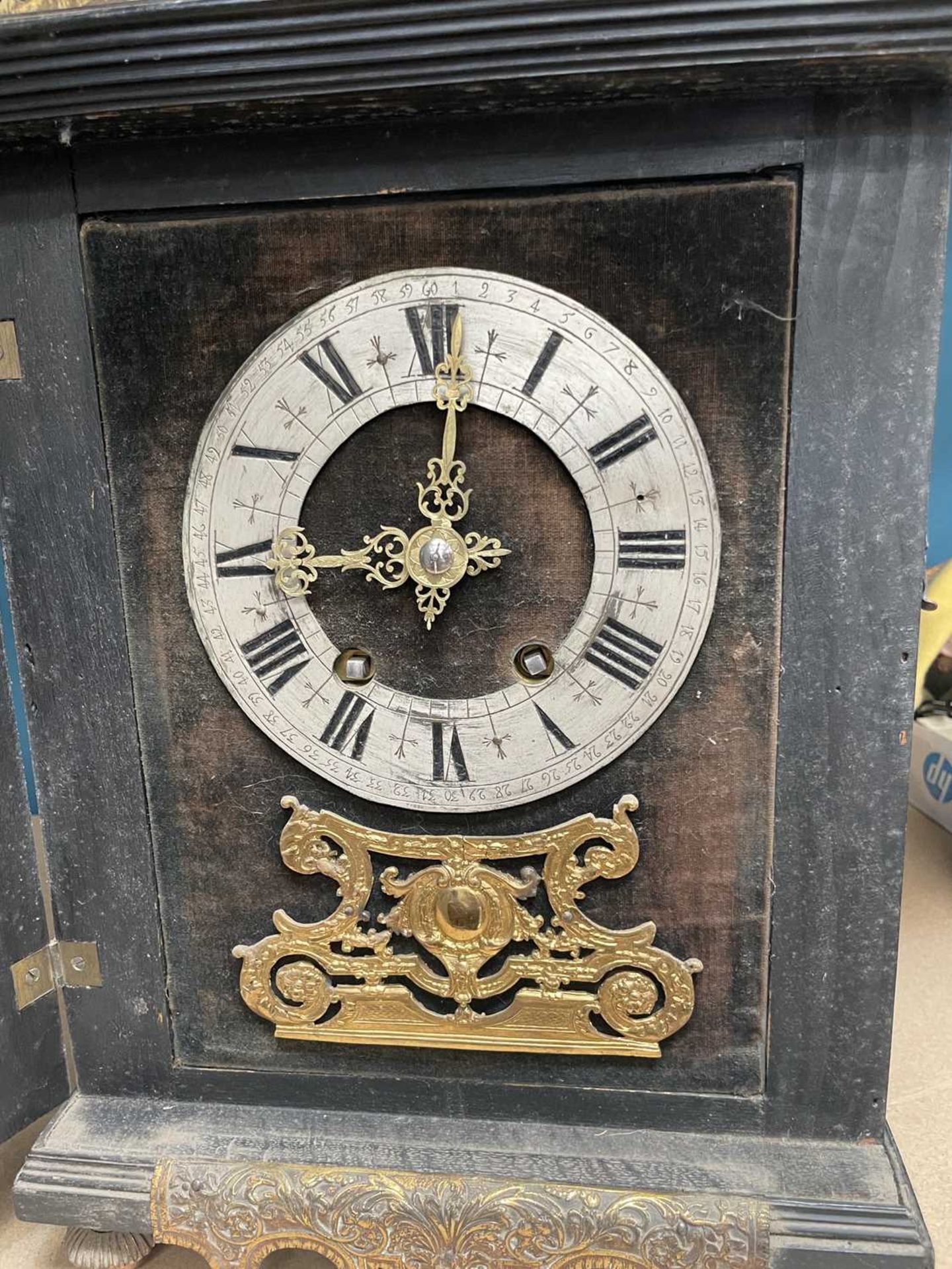 A 19TH CENTURY CONTINENTAL BRASS INLAID AND MOUNTED EBONISED MANTEL CLOCK - Image 4 of 8