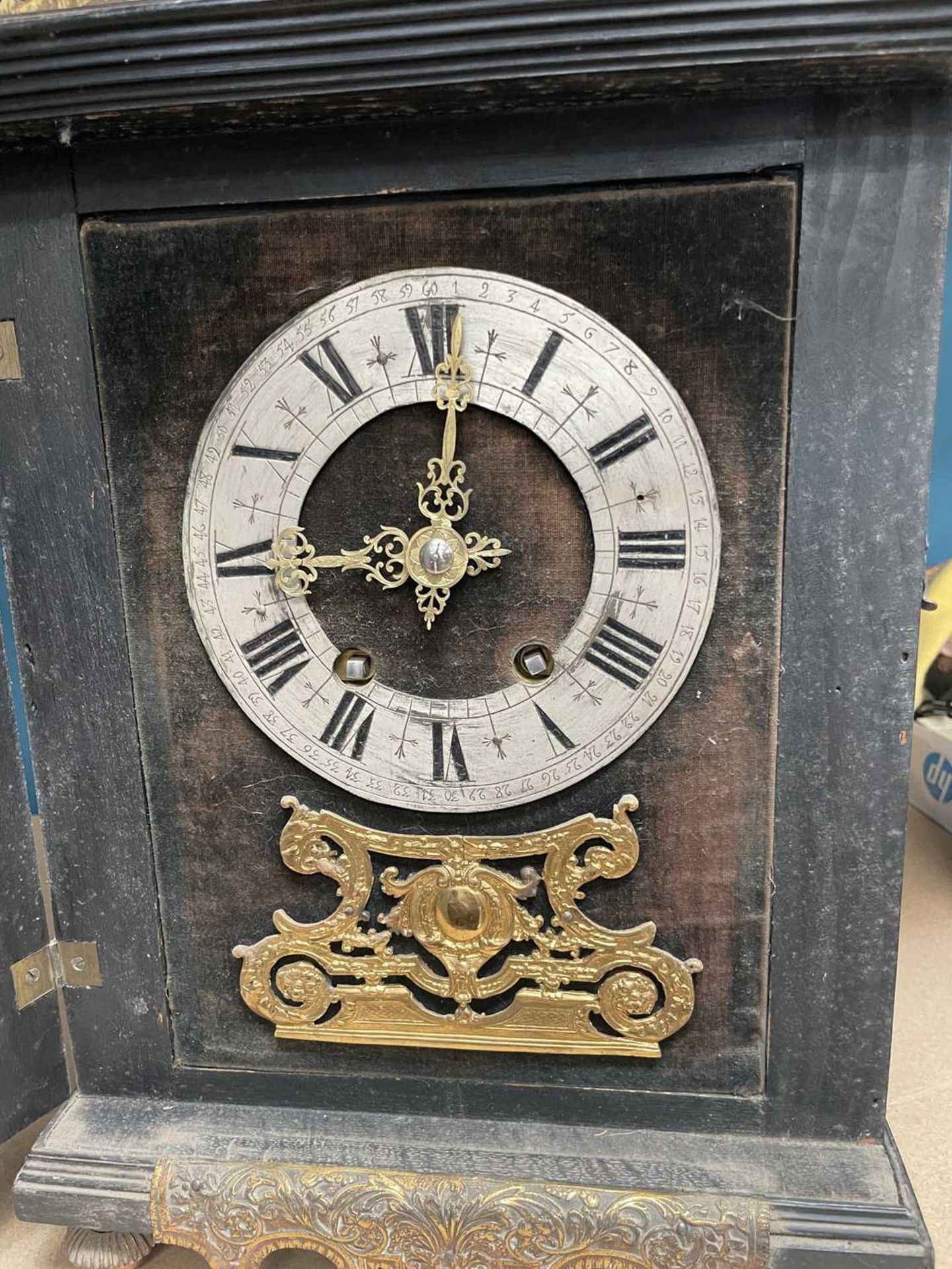 A 19TH CENTURY CONTINENTAL BRASS INLAID AND MOUNTED EBONISED MANTEL CLOCK - Bild 4 aus 8