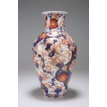 A JAPANESE IMARI VASE, CIRCA 1900