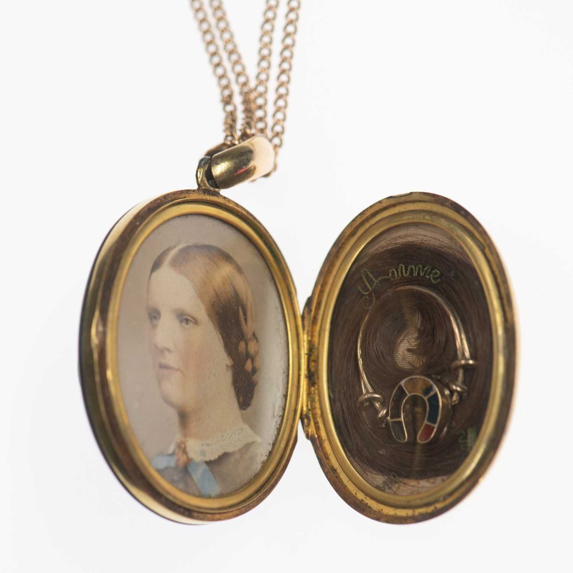 A VICTORIAN ONYX AND DIAMOND MOURNING LOCKET PENDANT ON CHAIN - Image 2 of 4