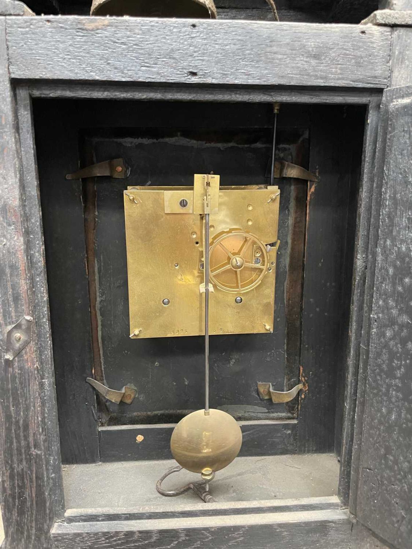 A 19TH CENTURY CONTINENTAL BRASS INLAID AND MOUNTED EBONISED MANTEL CLOCK - Image 3 of 8