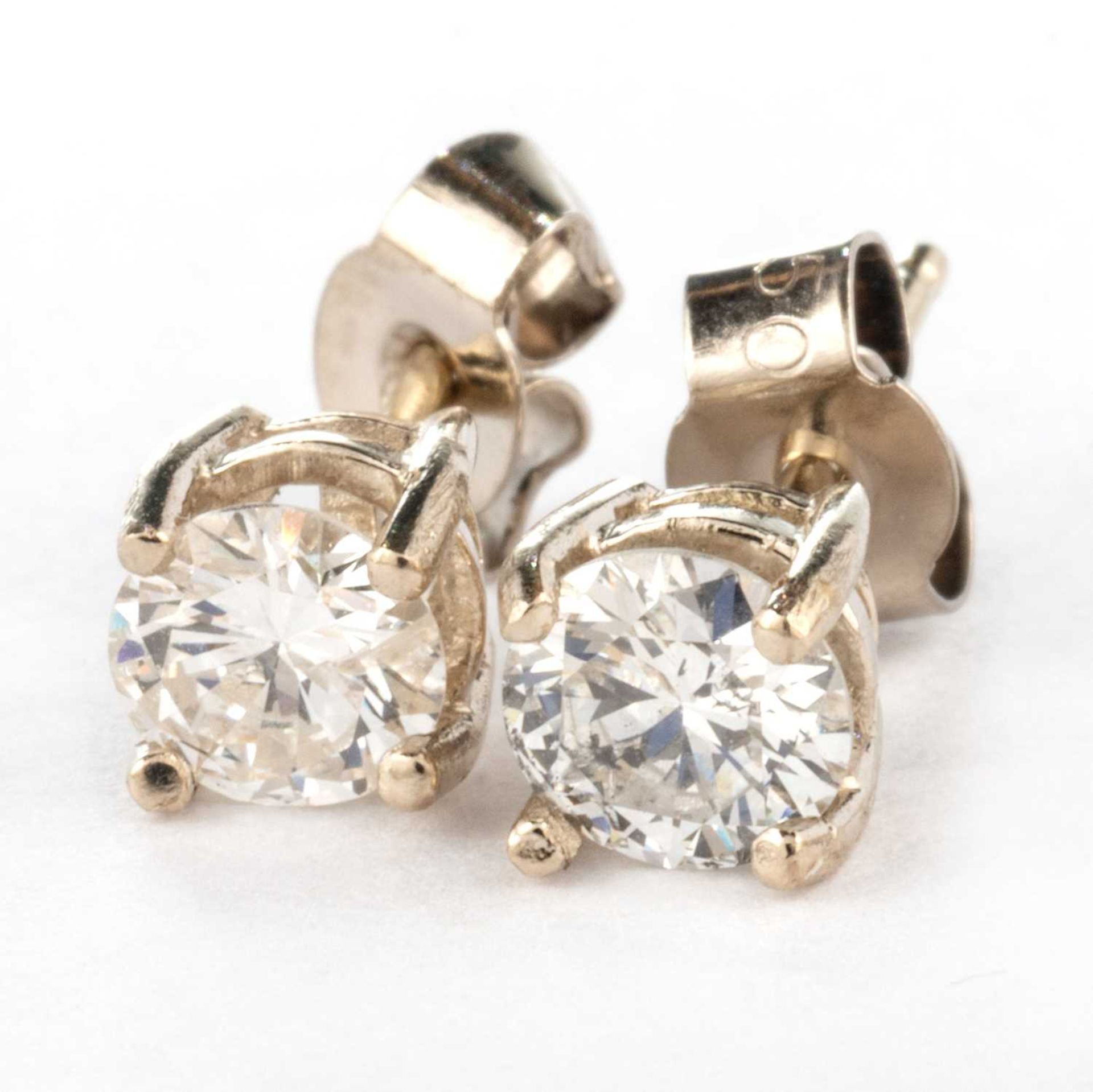 A PAIR OF SOLITAIRE DIAMOND EARRINGS - Image 3 of 3