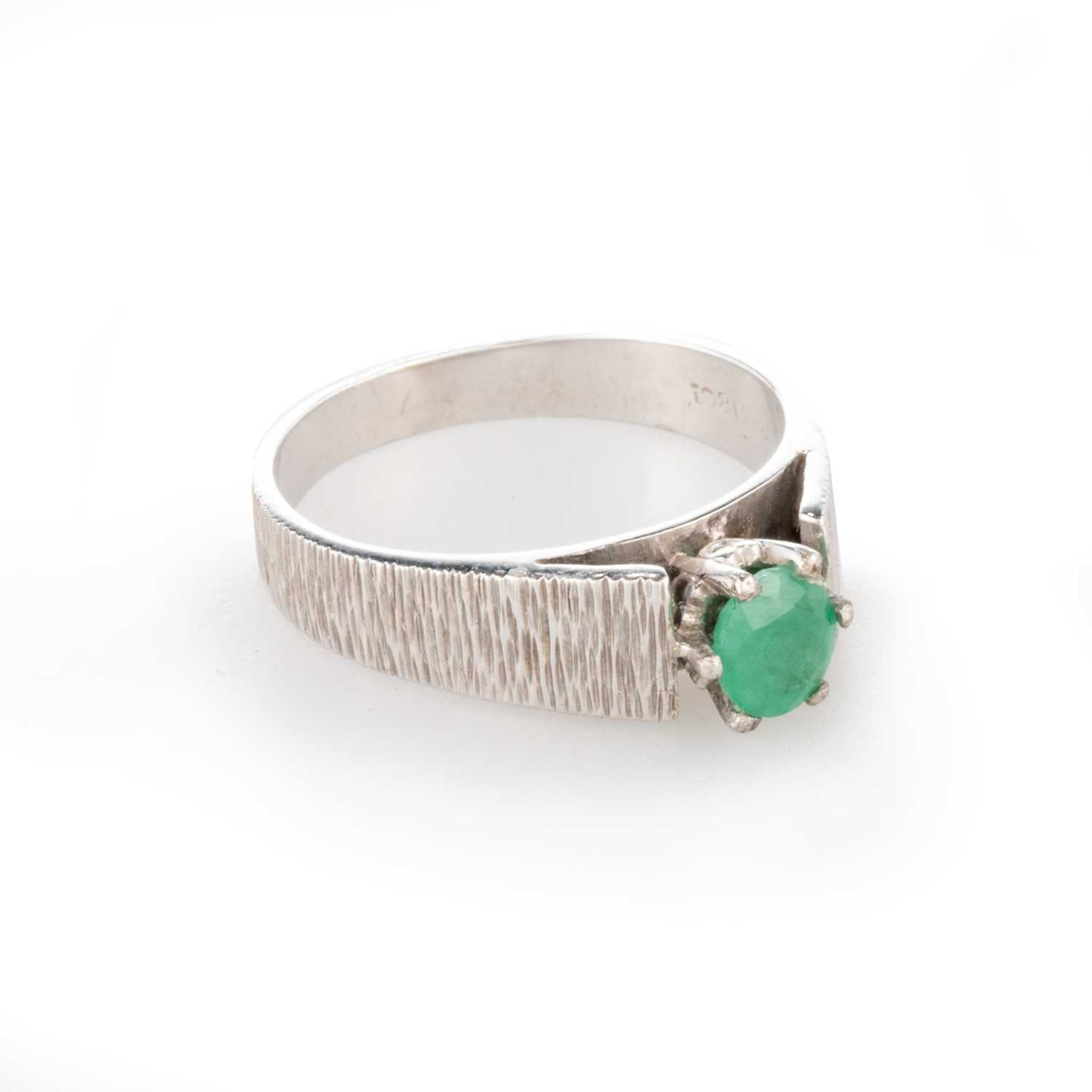 A SOLITAIRE EMERALD RING - Image 2 of 3