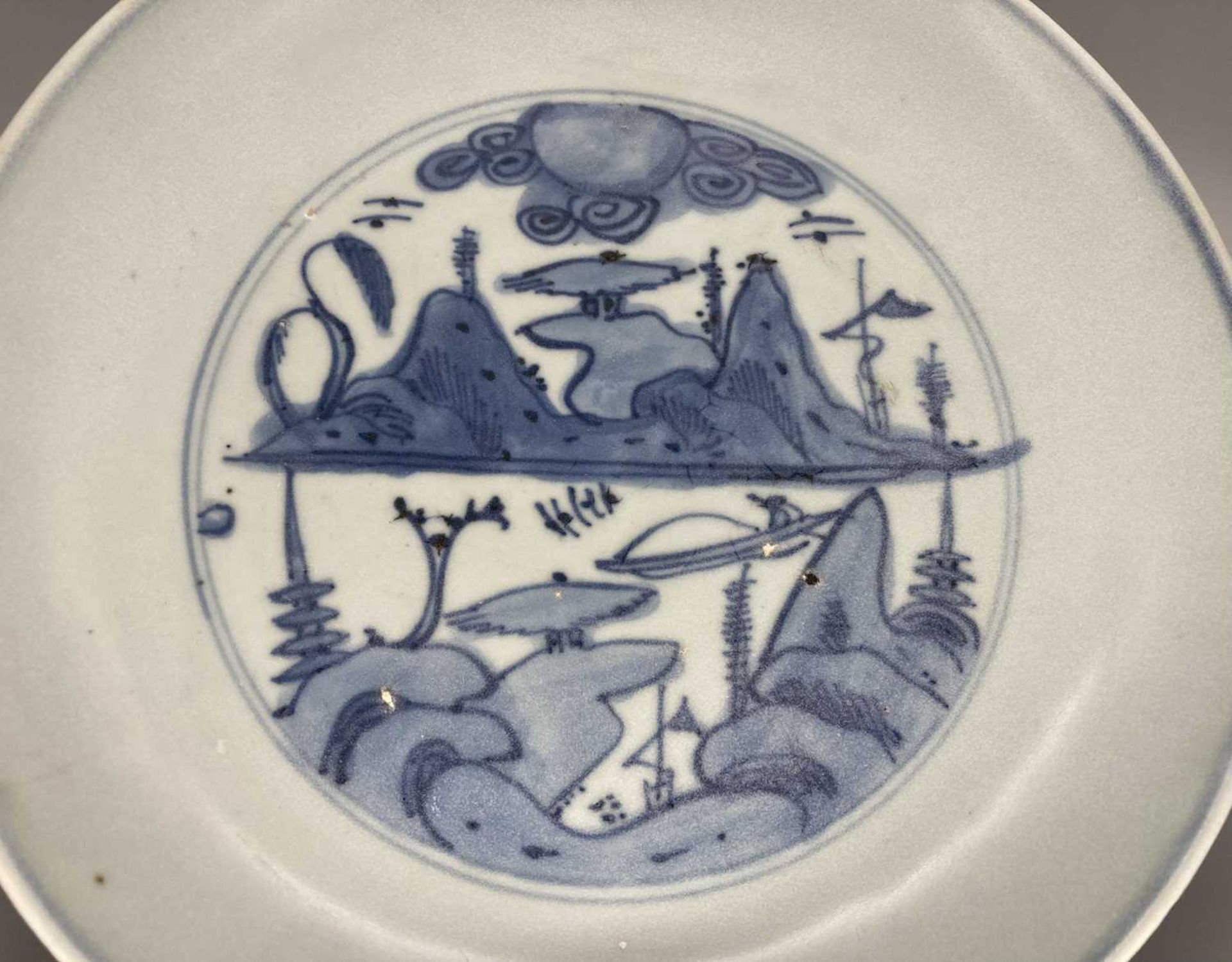 A CHINESE BLUE AND WHITE LANDSCAPE DISH, WANLI (1572-1620) - Image 2 of 3