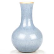 A CHINESE PALE BLUE CRACKLE GLAZE VASE, QING DYNASTY, 18TH/19TH CENTURY