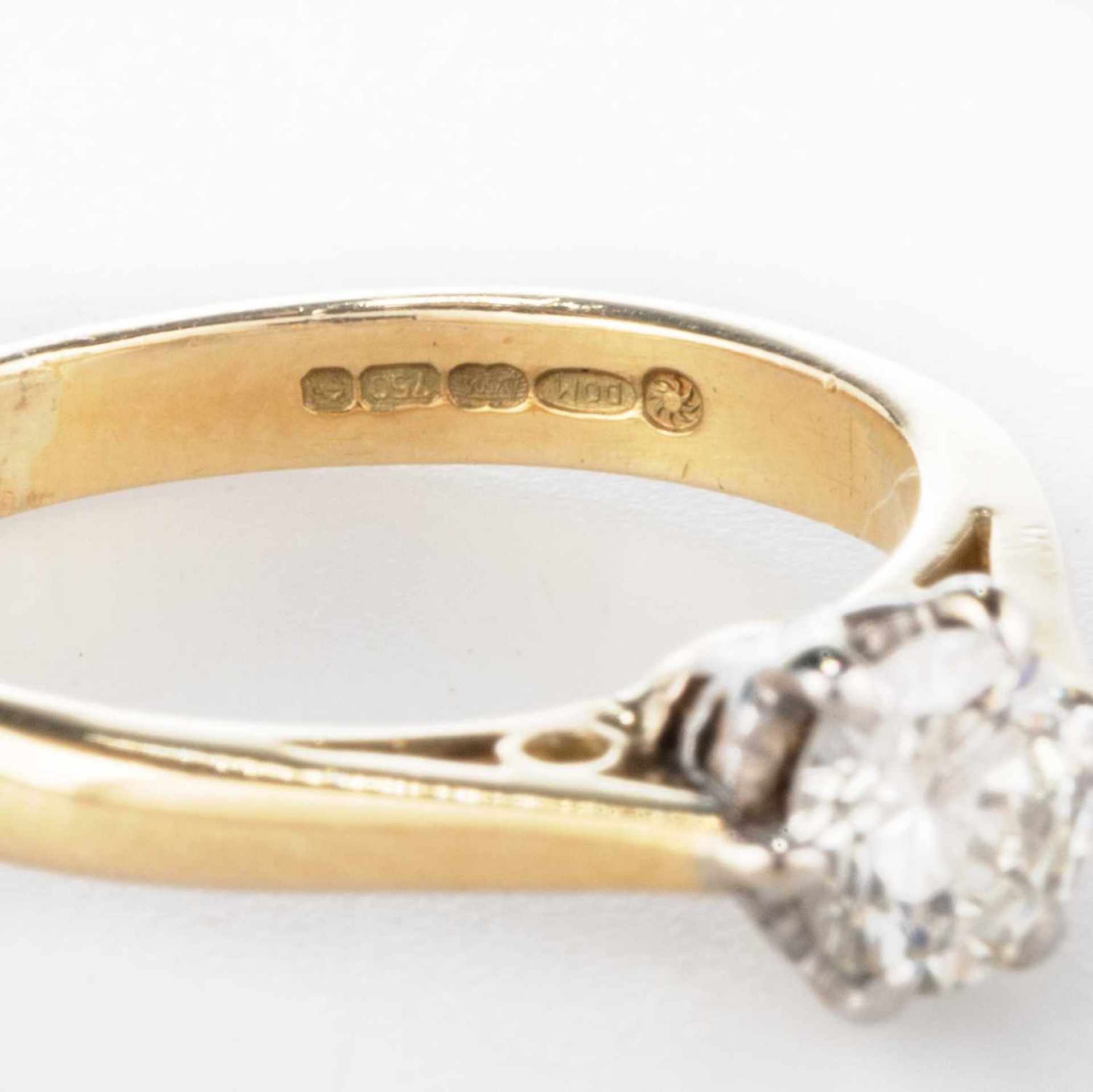 AN 18 CARAT GOLD SOLITAIRE DIAMOND RING - Image 4 of 4