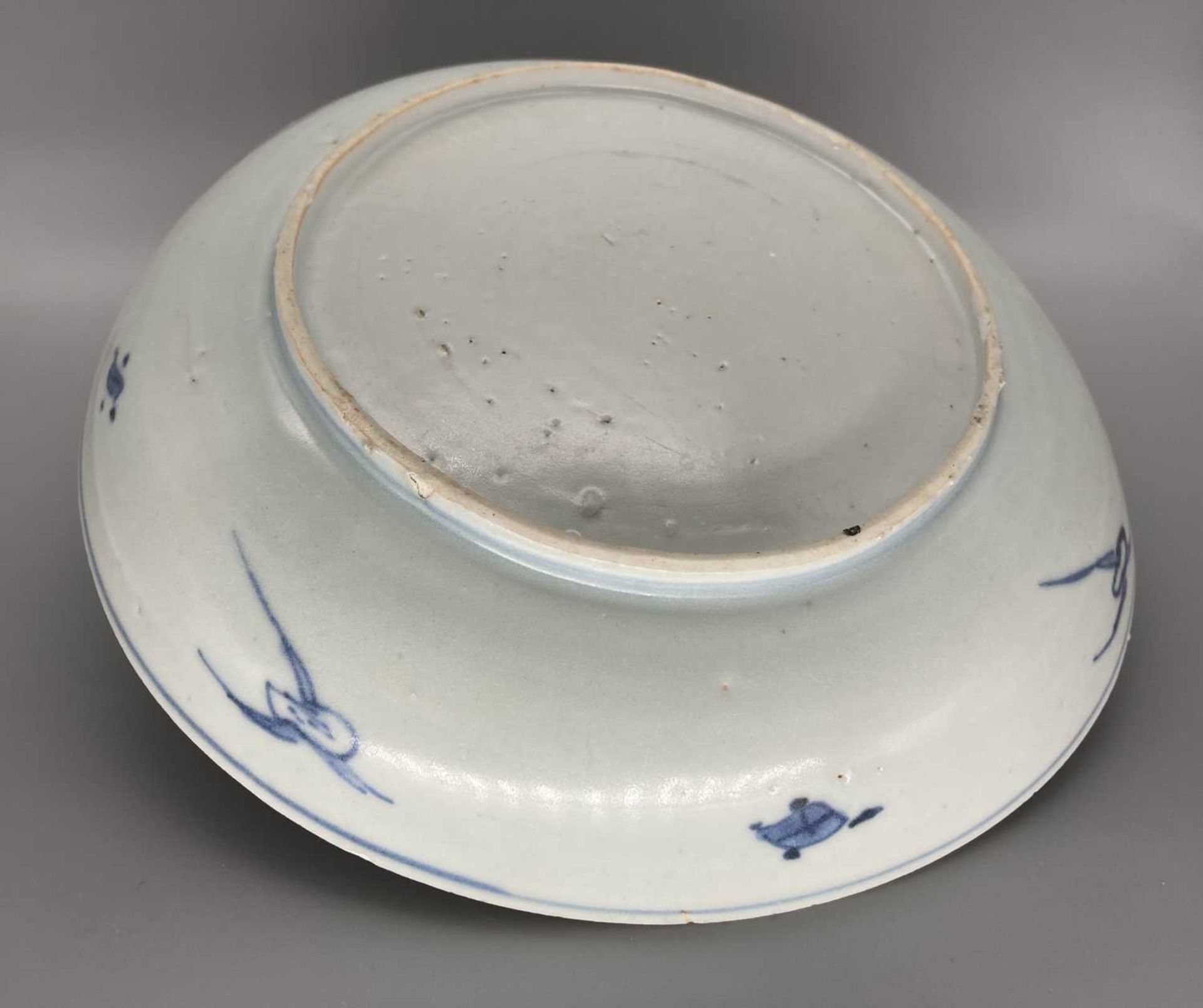 A CHINESE BLUE AND WHITE LANDSCAPE DISH, WANLI (1572-1620) - Image 3 of 3
