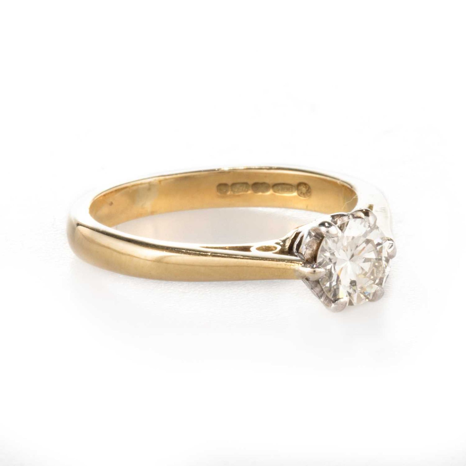 AN 18 CARAT GOLD SOLITAIRE DIAMOND RING - Image 2 of 4