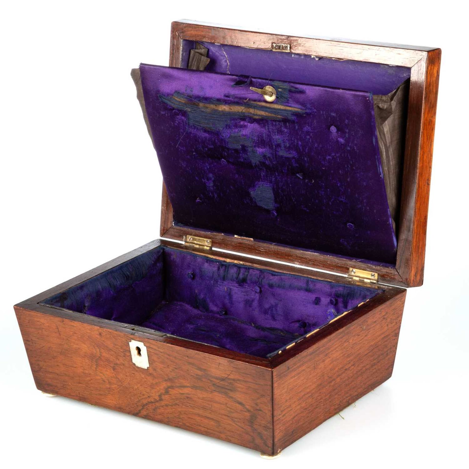 A 19TH CENTURY ROSEWOOD JEWELLERY BOX - Image 3 of 3