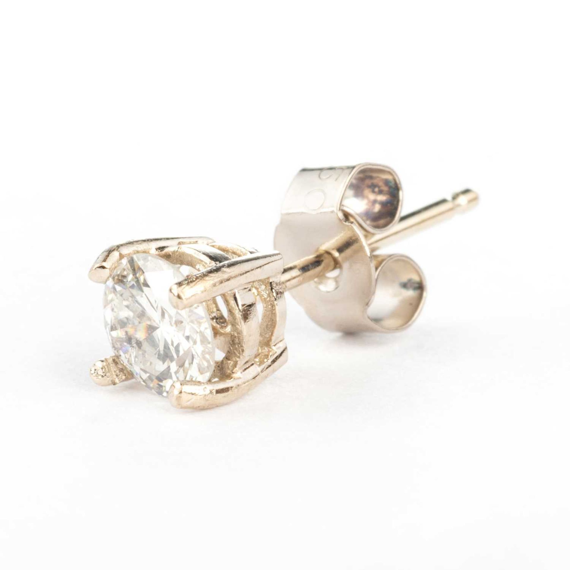 A PAIR OF SOLITAIRE DIAMOND EARRINGS - Image 2 of 3
