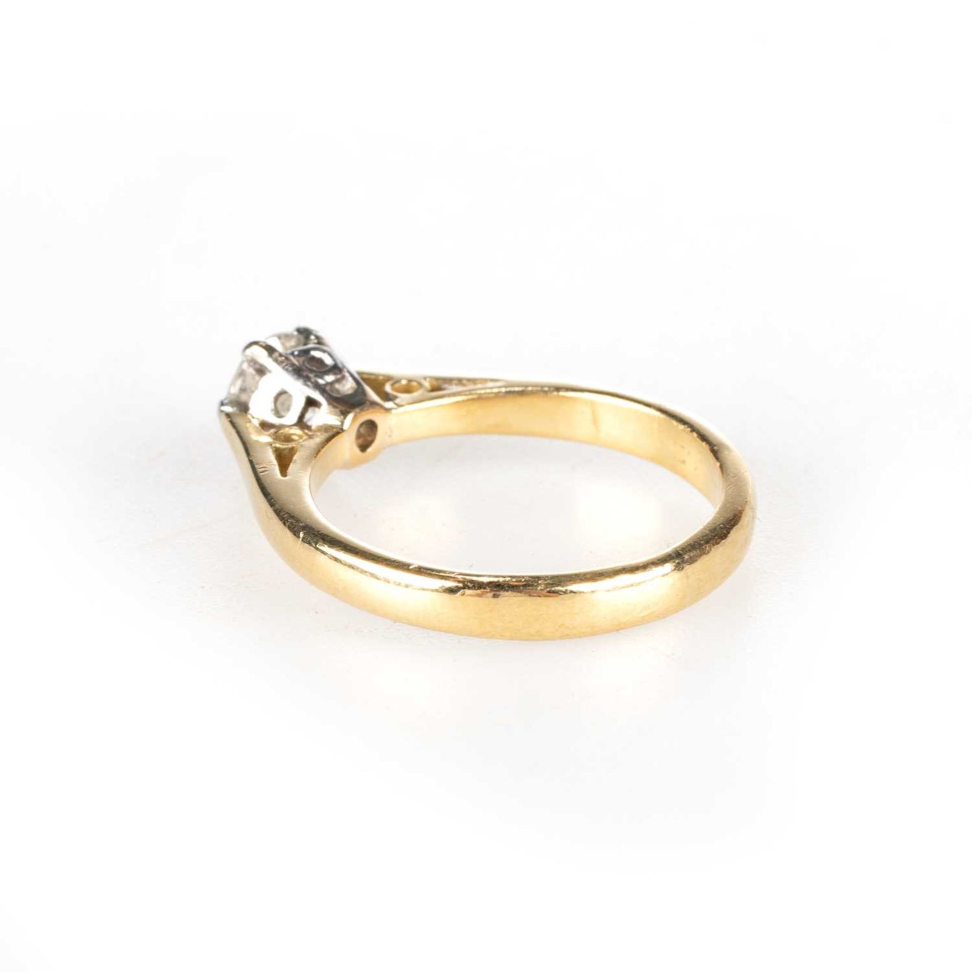 AN 18 CARAT GOLD SOLITAIRE DIAMOND RING - Image 3 of 4