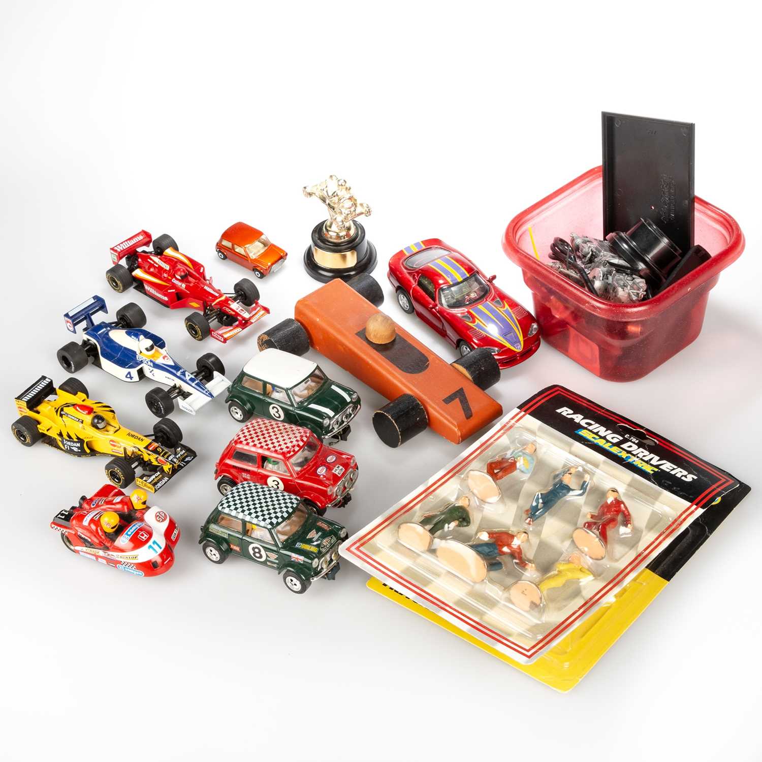 ASSORTED MODEL KIT RACING CARS AND ENGINES - Image 4 of 6