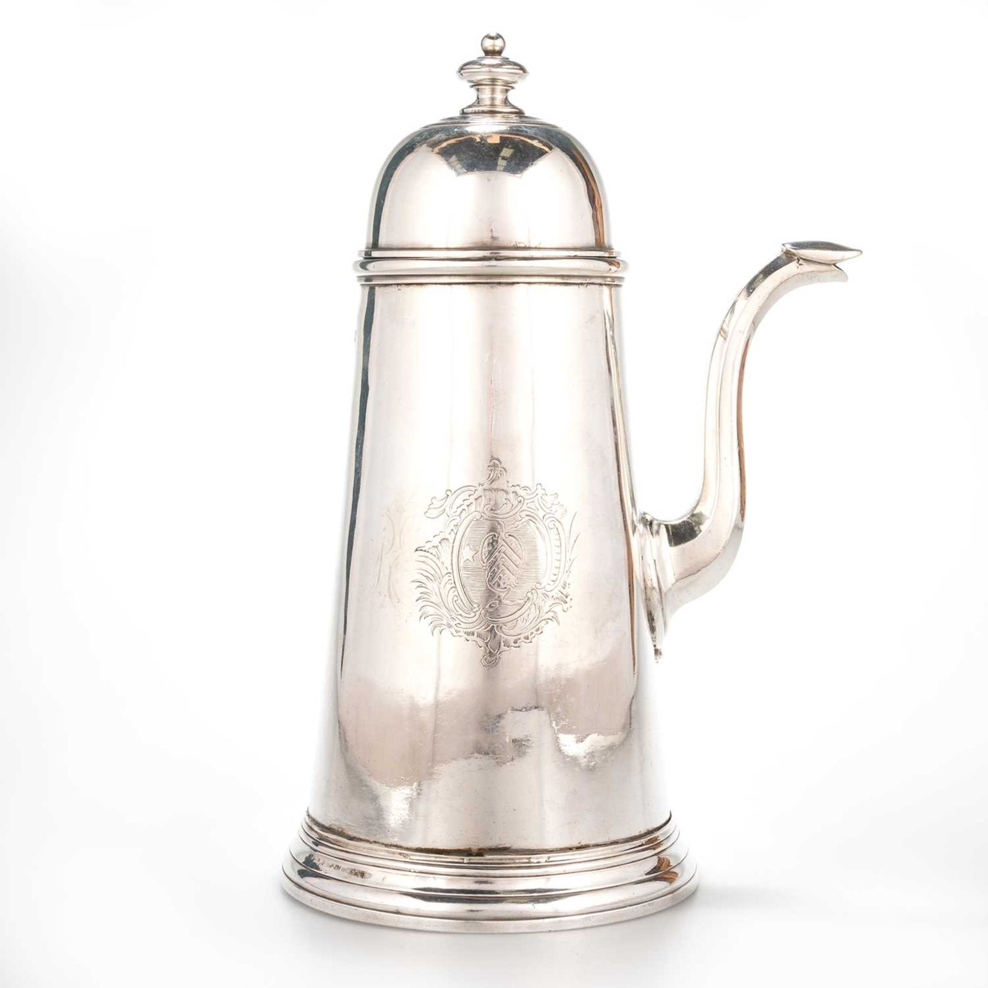 A LARGE EARLY GEORGE II SILVER SIDE-HANDLED COFFEE POT - Image 3 of 4