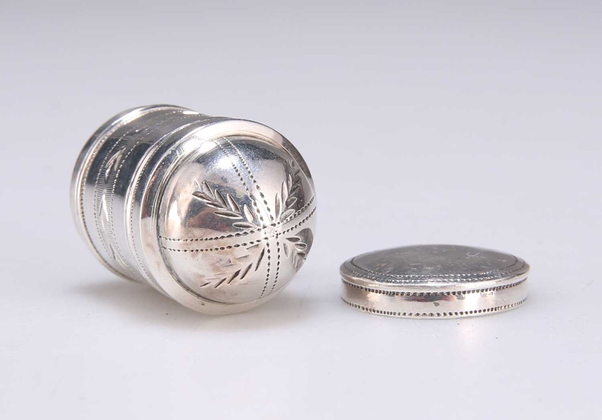 A SILVER NUTMEG GRATER - Image 2 of 4