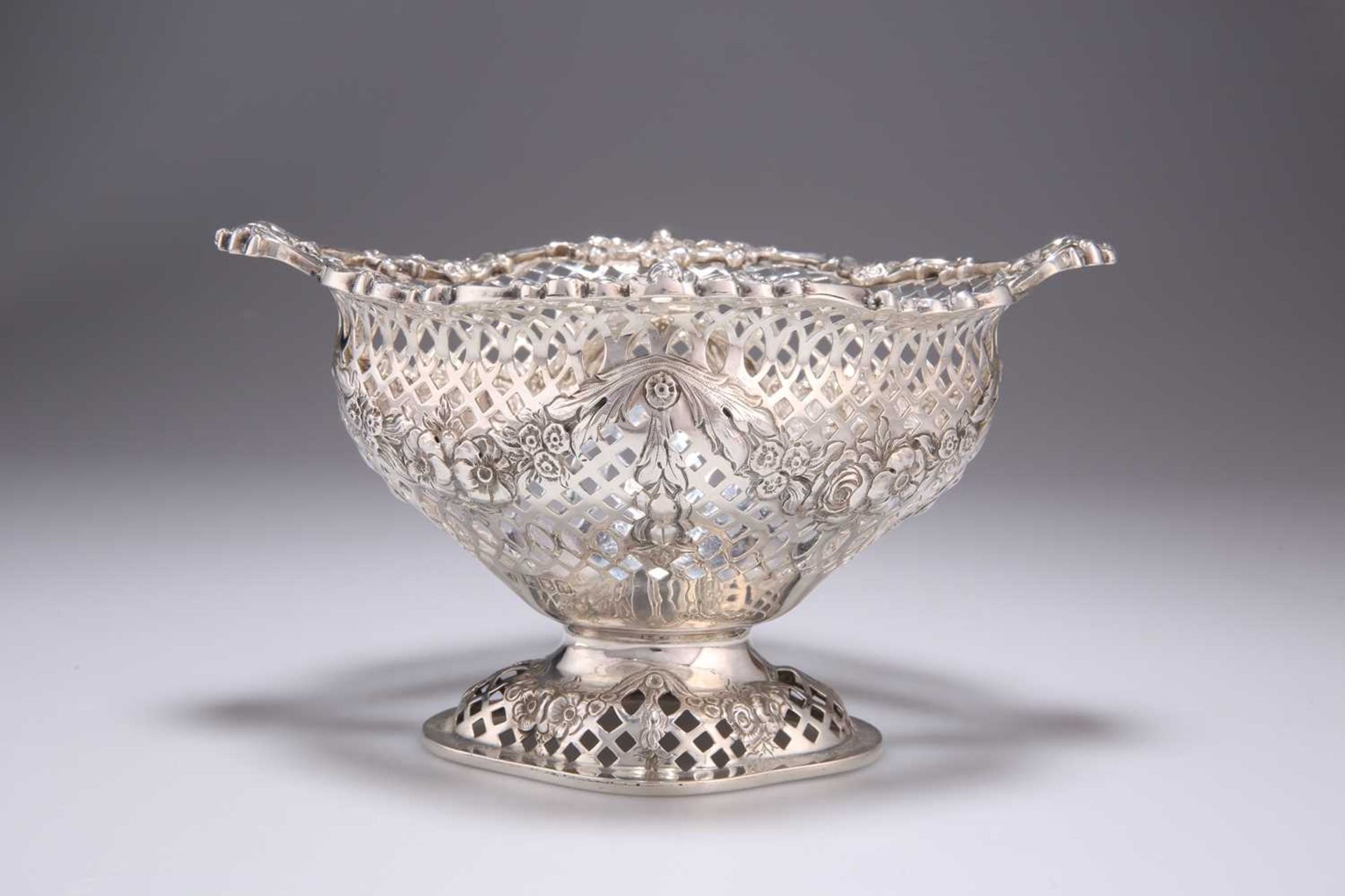 A VICTORIAN PIERCED SILVER BASKET