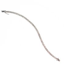 AN 18K WHITE GOLD AND DIAMOND TENNIS BRACELET