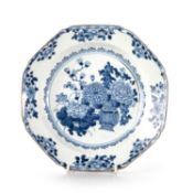 AN 18TH CENTURY CHINESE BLUE AND WHITE PLATE
