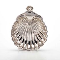 AN ELIZABETH II SILVER SHELL BUTTER DISH