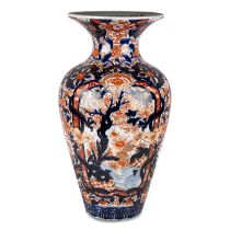 A LARGE JAPANESE IMARI VASE, 19TH CENTURY