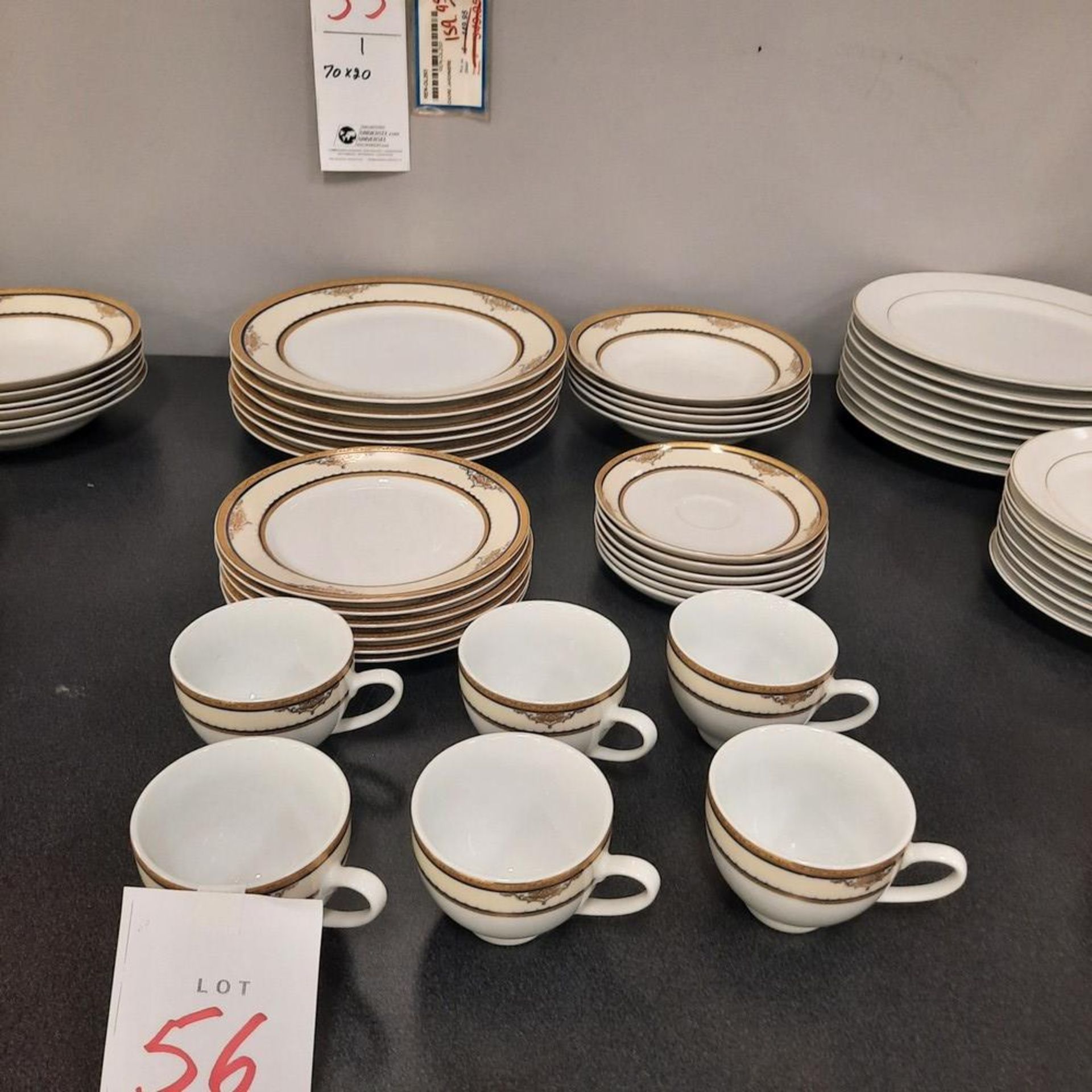 LOT: (29pcs) Tasses, Assiettes, etc.