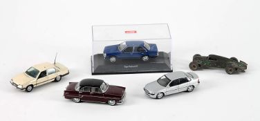 Fünf Modellautos